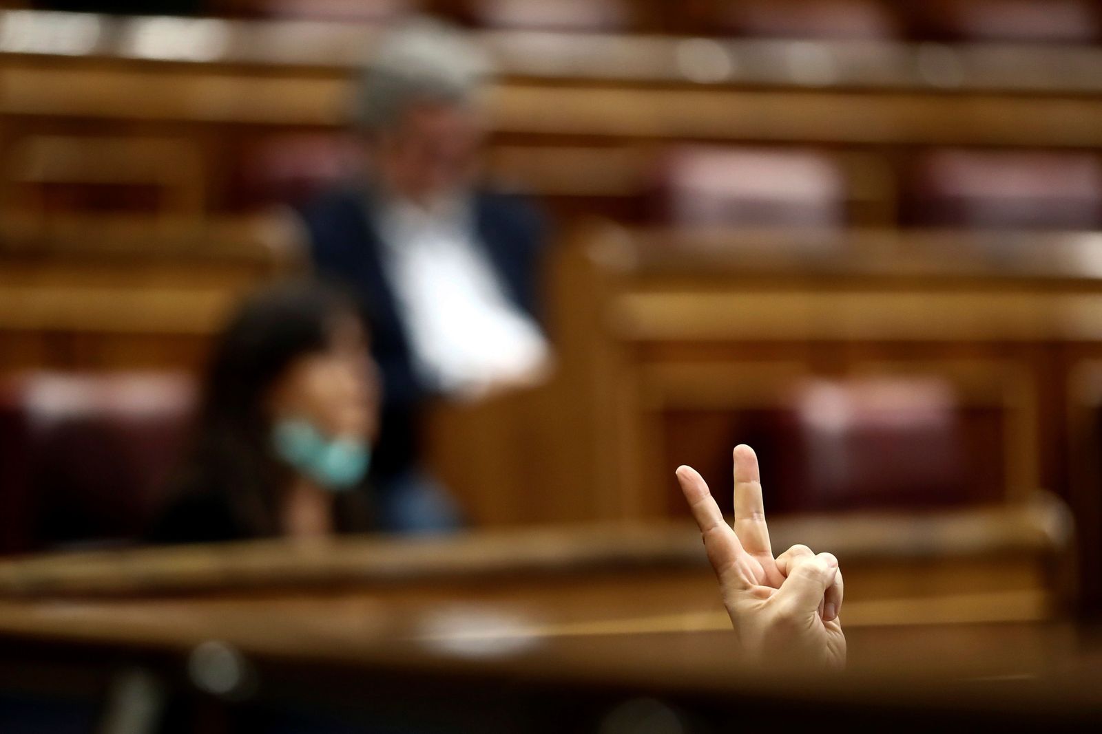 Un diputado marca votación en el Pleno del Congreso