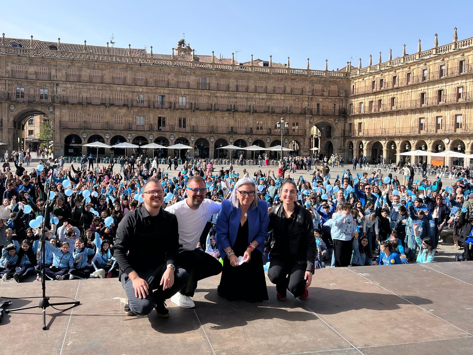 Acto de sensibilización en la Plaza Mayor de Salamanca con motivo del Día Mundial de Concienciación sobre el Autismo