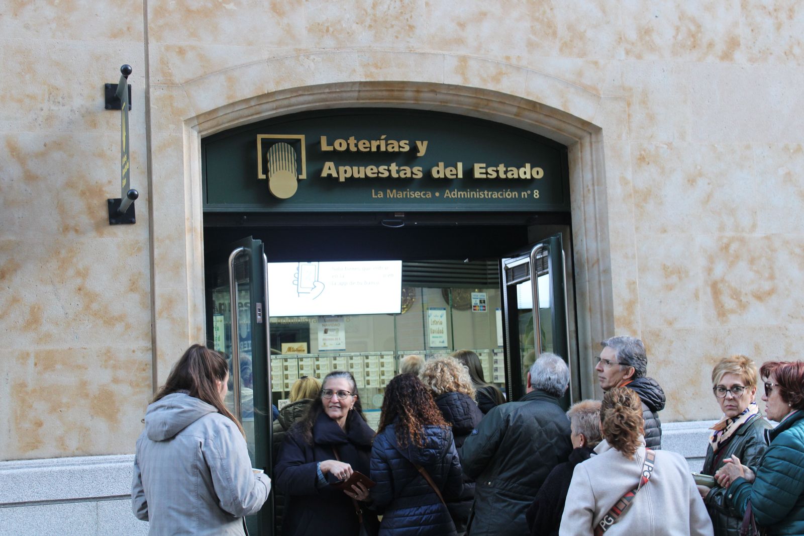 colas-en-la-plaza-del-liceo-para-comprar-la-loteria-14