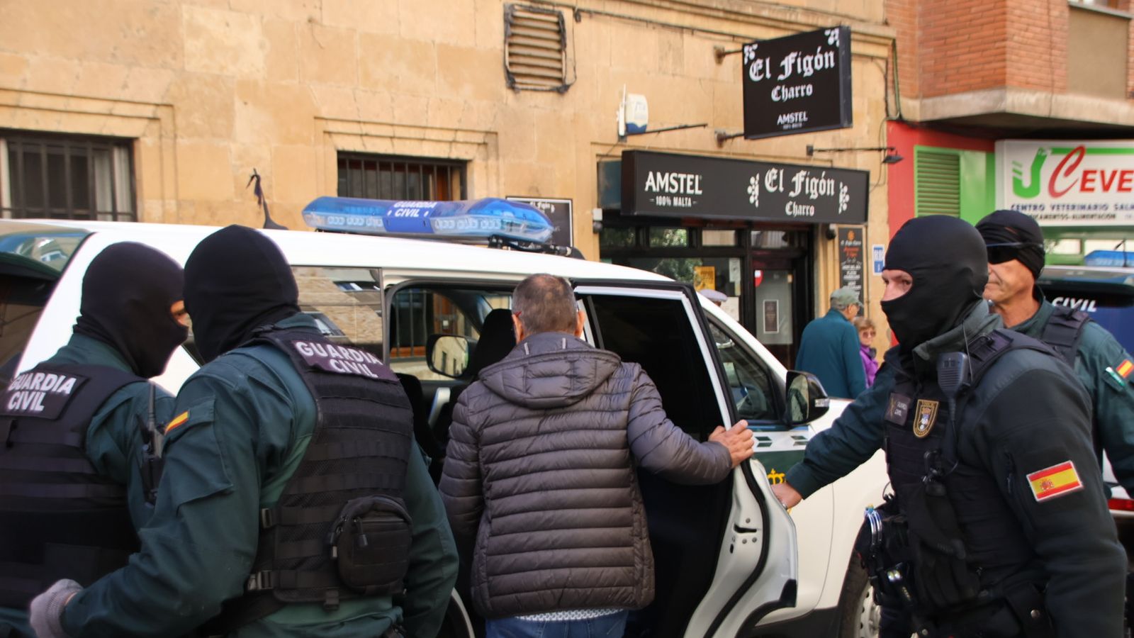Detención del exalcalde de Trabanca en una redada de la Guardia Civil en la calle Alfonso de Castro