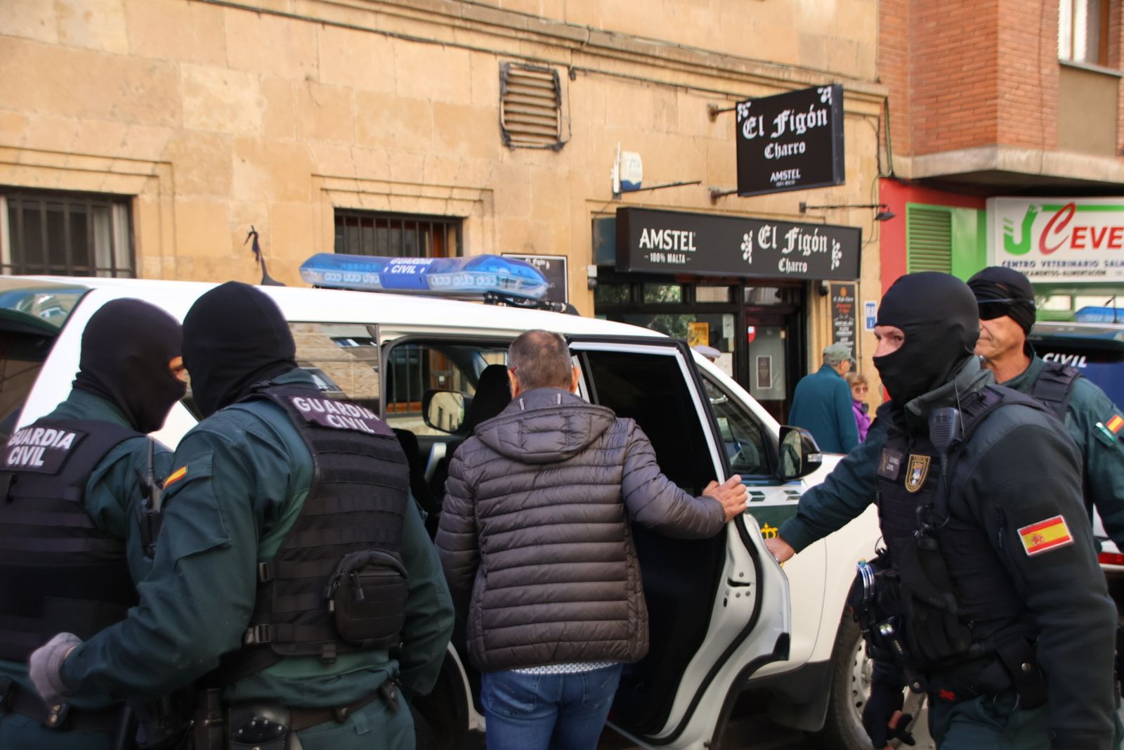 Detención del exalcalde de Trabanca en una redada de la Guardia Civil en la calle Alfonso de Castro