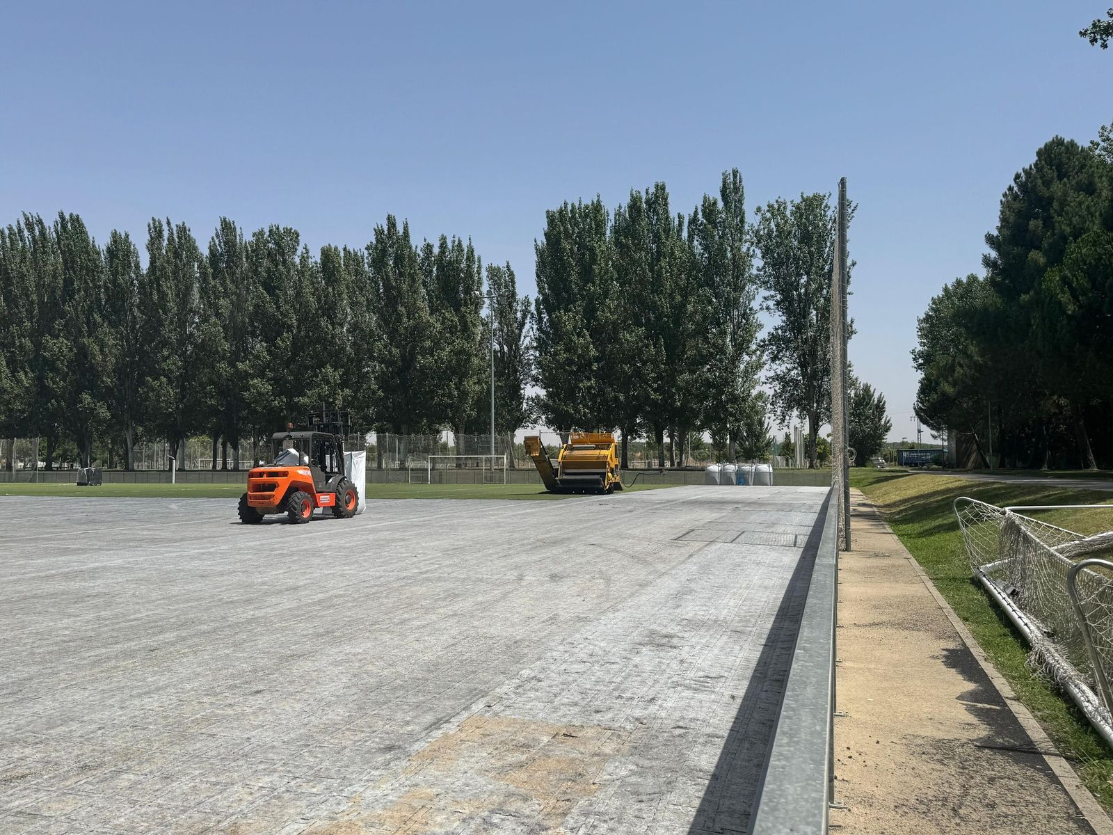 Obras para instalar el nuevo césped artificial FIFA en La Aldehuela