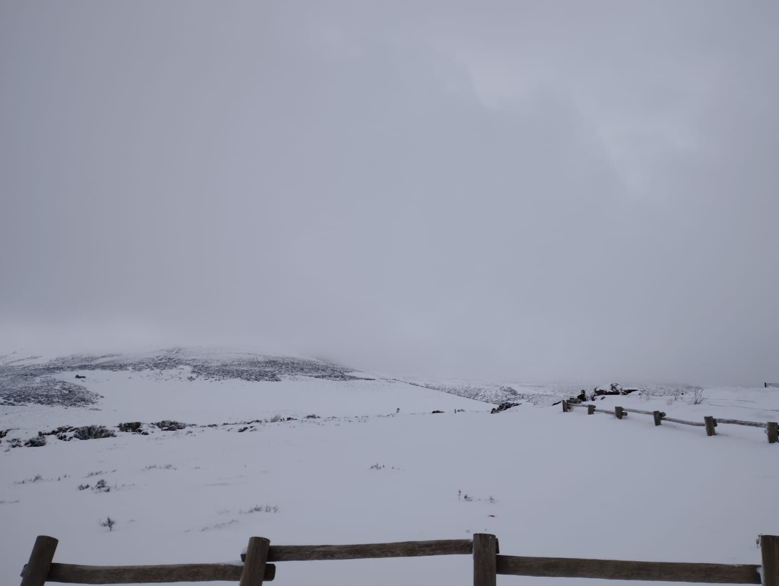 La Laguna de Peces, cubierta de nieve. Archivo