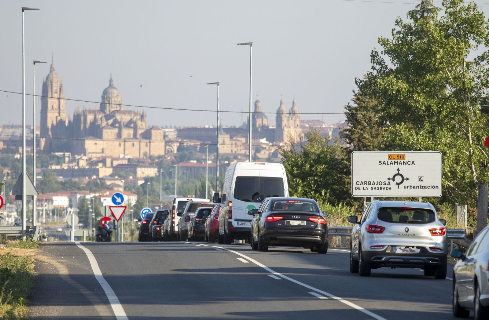 Vehículos acceden a la capital desde la carretera de Alba. | FOTO: ICAL Vehículos acceden a la capital desde la carretera de Alba. | FOTO: ICAL