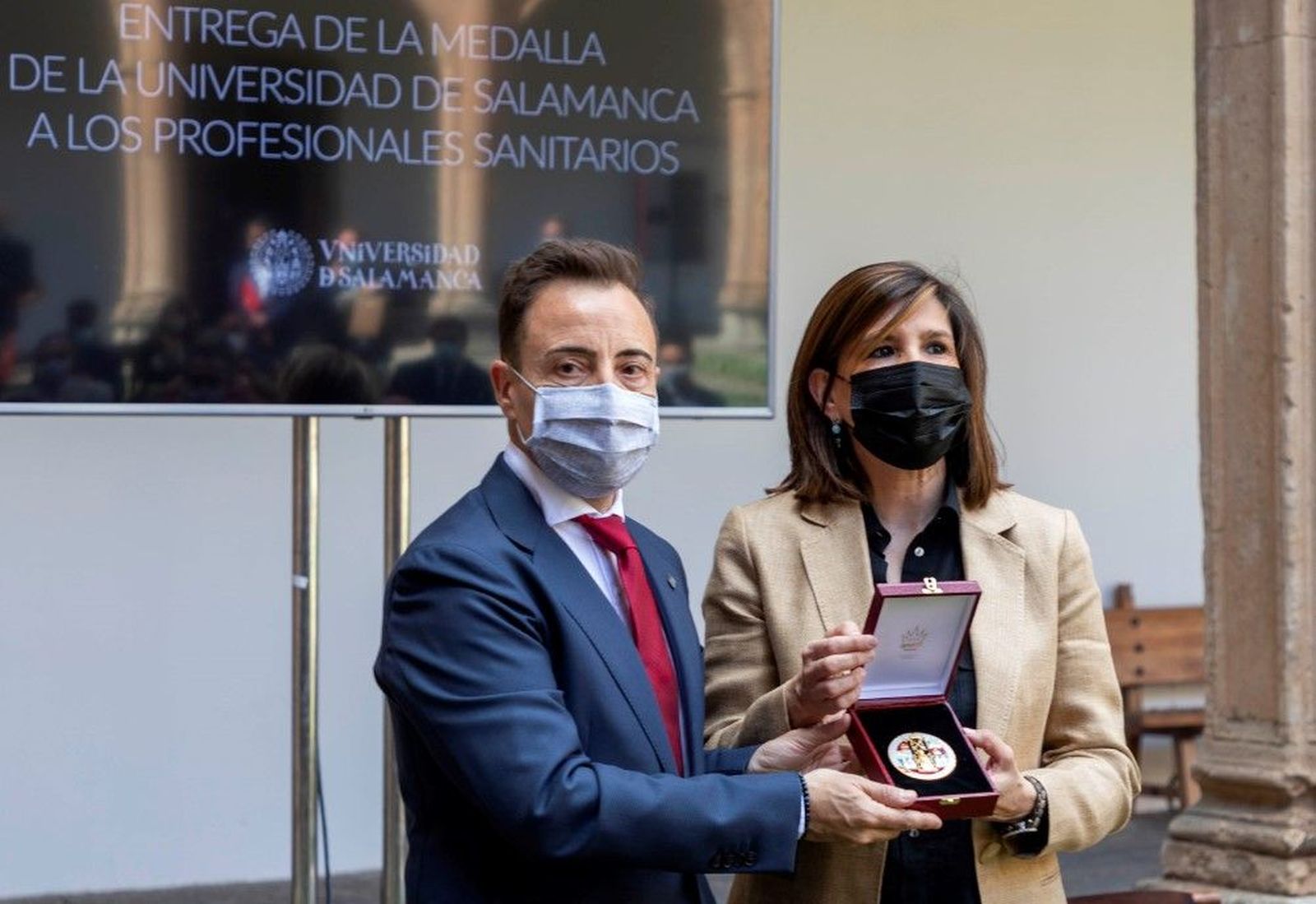 María del Mar González Fernández Conde junto a Pedro Gómez Quero recogiendo la medalla de la USAL en honor de los sanitarios salmantinos   Susan Martín (Ical)
