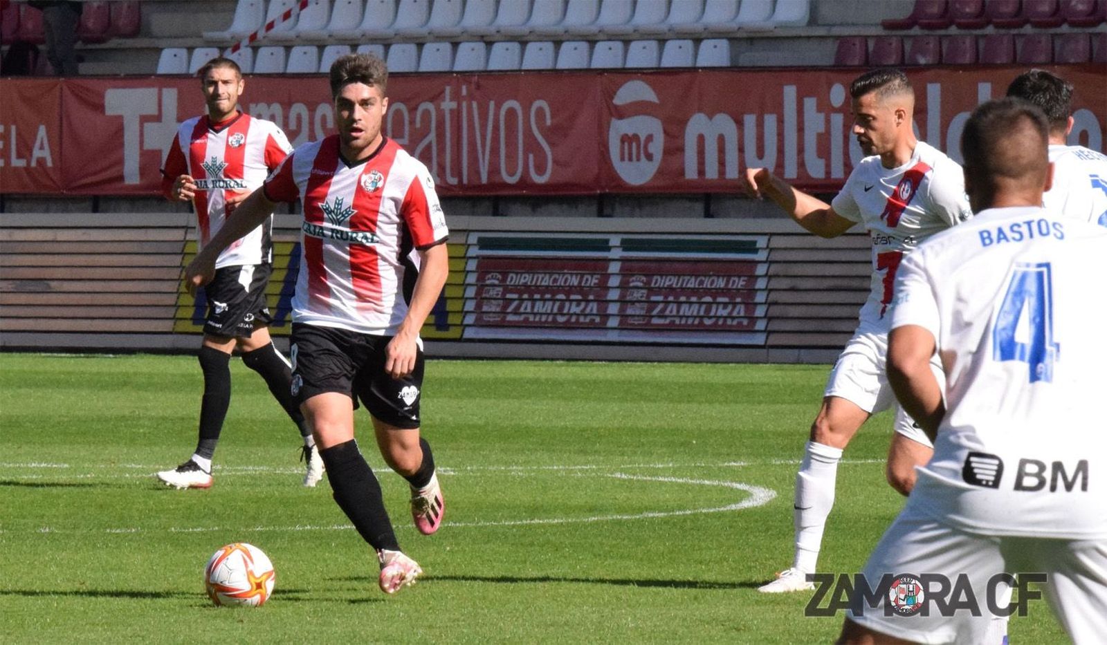 Juanan conduce el balón