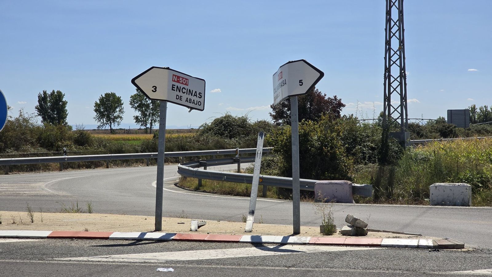 Colisión de un coche y un bus de Avanza en Machacón
