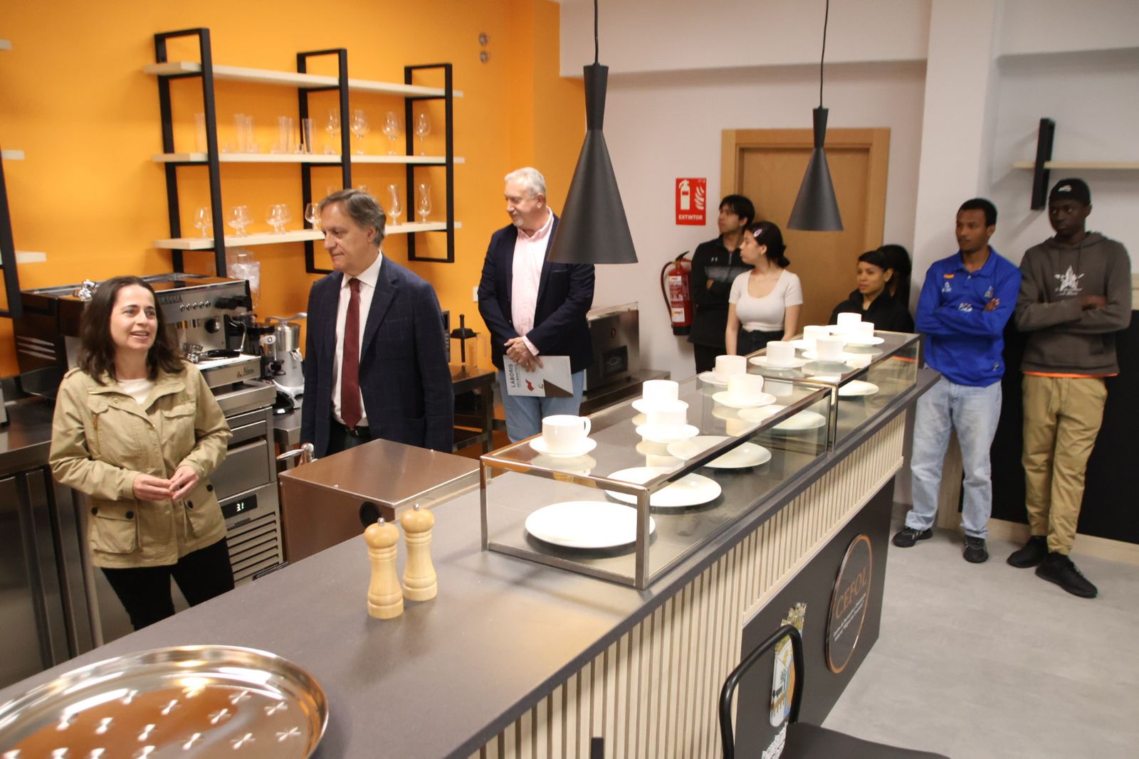 El alcalde de Salamanca, Carlos García Carbayo, visita la nueva acción formativa en hostelería del proyecto Laboris Helmántica