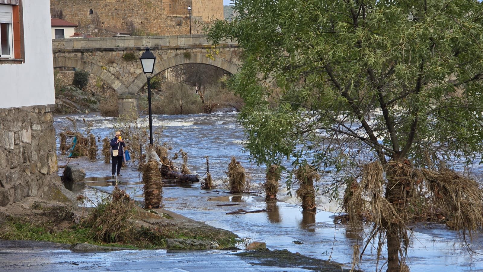 El río Tormes desbordado a su paso por El Puente del Congosto