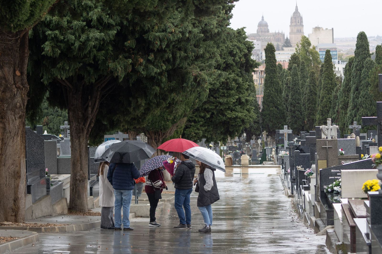 Lluviosa mañana de todos los santos en el Cementerio San Carlos Borromeo de Salamanca