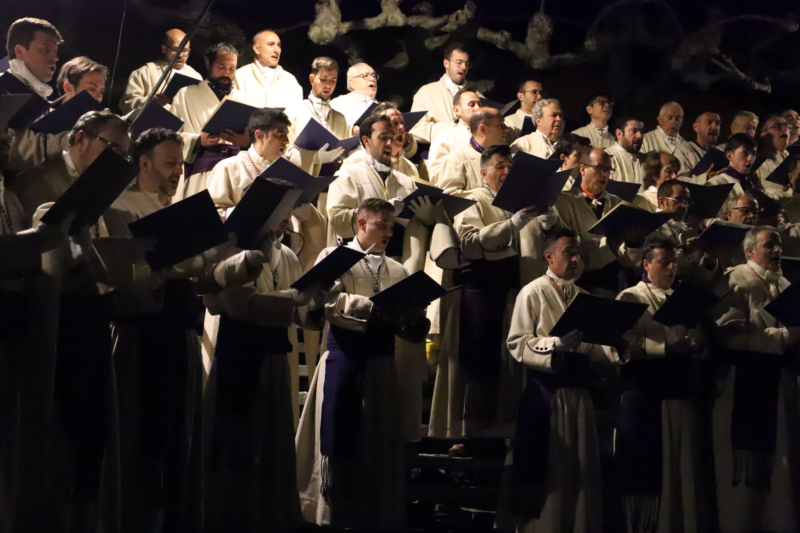 El coro de Jesús Yacente: de 16 voces a 200 gargantas