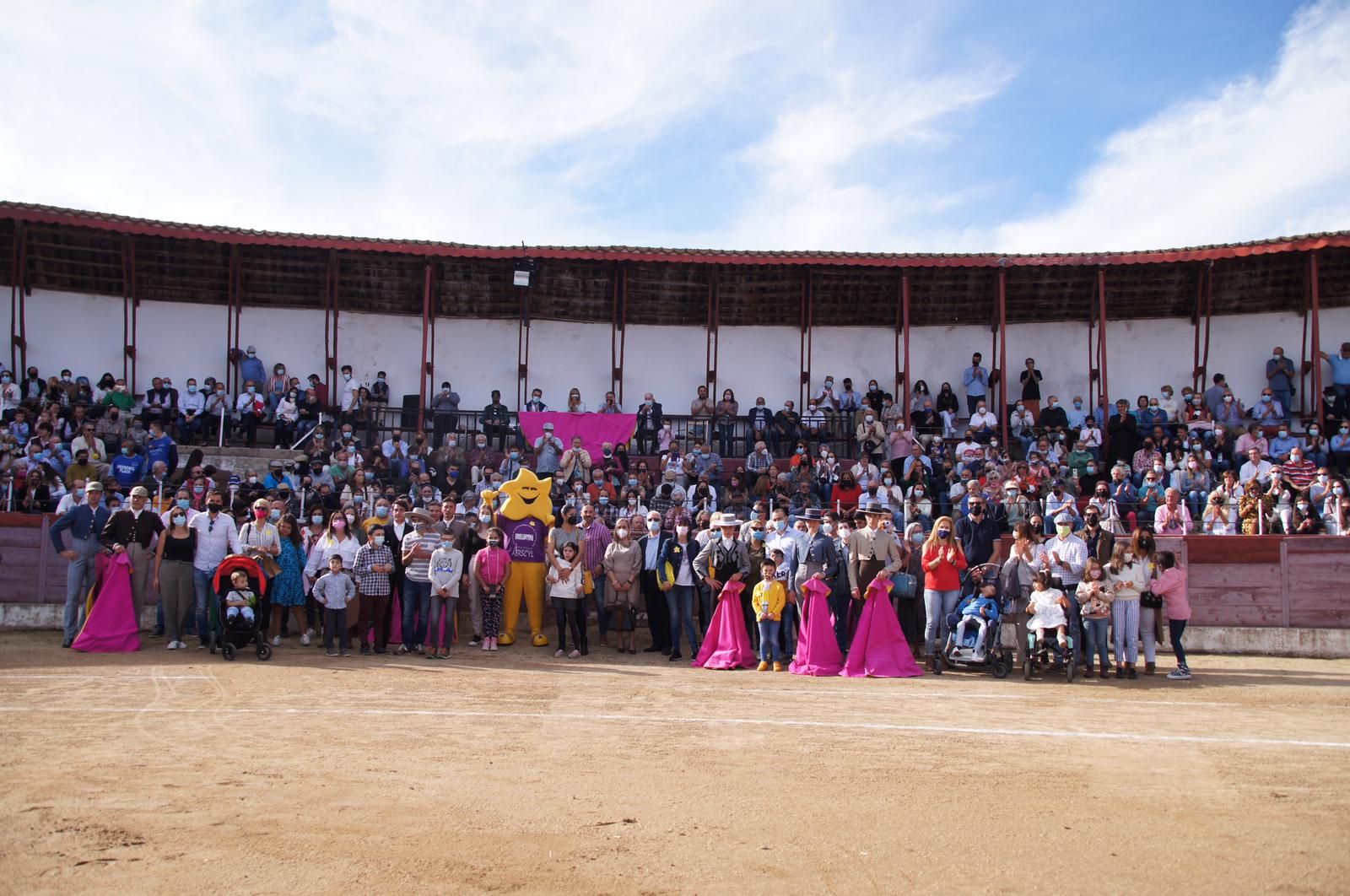 Los toreros posan junto con los niños protagonistas de la tarde. Foto SALAMANCA24HORAS.
