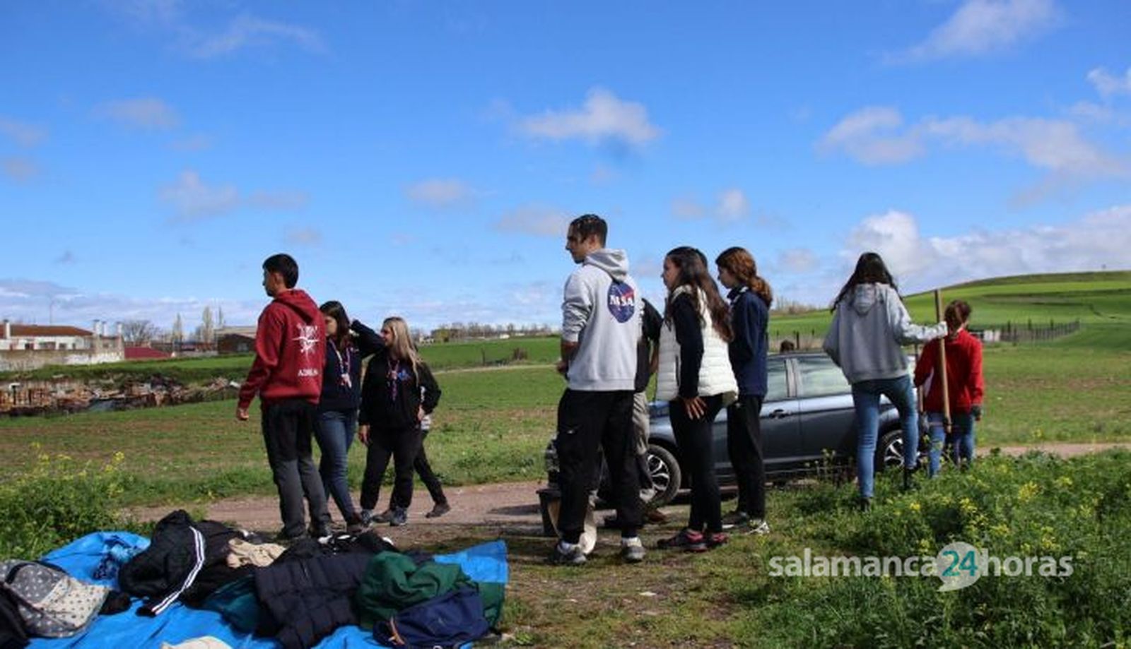 Recogida de basuraleza y plantación de árboles en torno al Volcan de Garrido