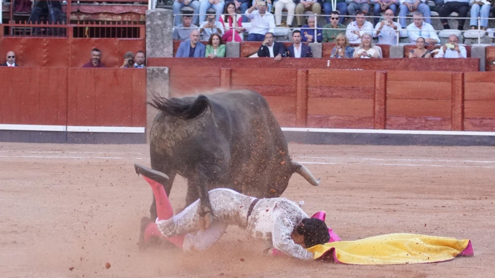 Secuencia del percance de Damián Castaño en la portagayola con el cuarto Vellosino
