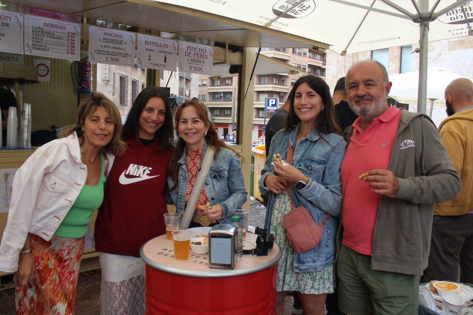 Ambiente en la Feria de Día en el mediodía de este domingo