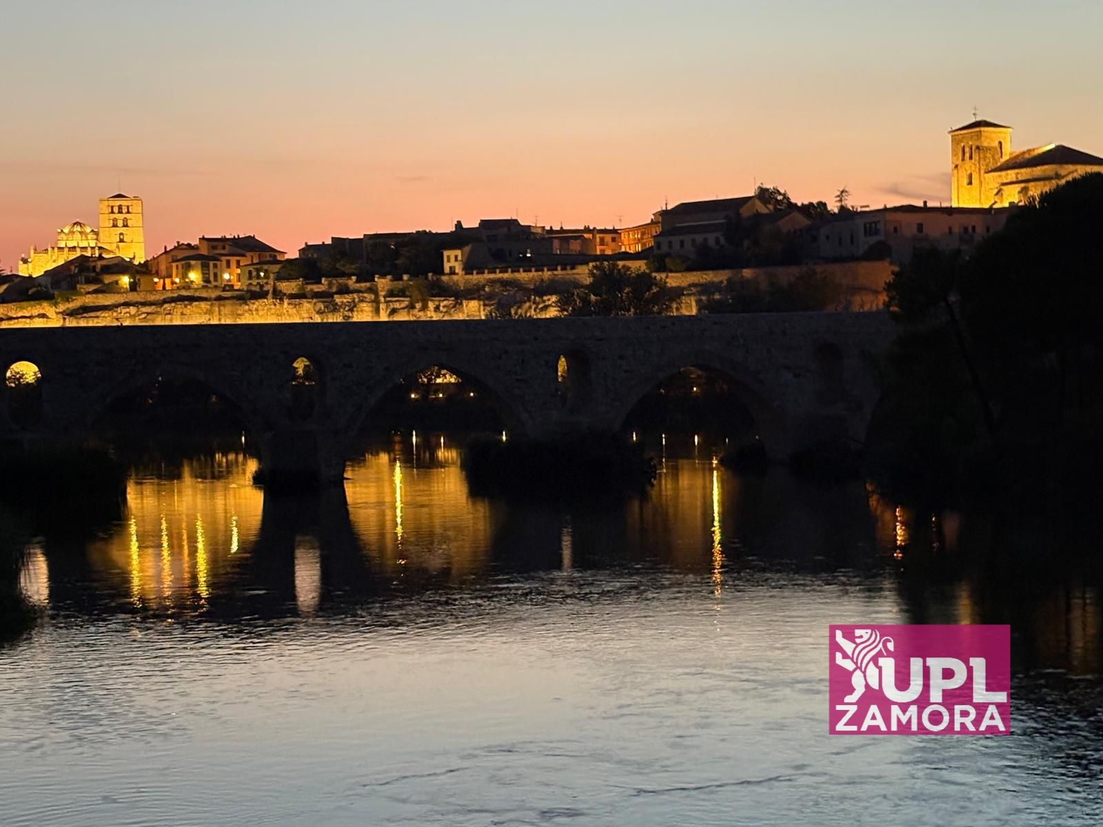 El Puente de Piedra sin iluminación exterior cuando cae la noche en Zamora