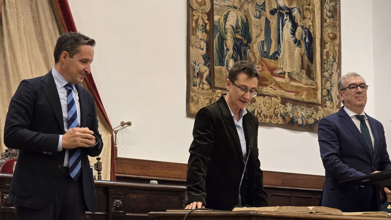 El rector de la Universidad de Salamanca preside el acto de toma de posesión de nuevos cargos académicos y del personal docente e investigador