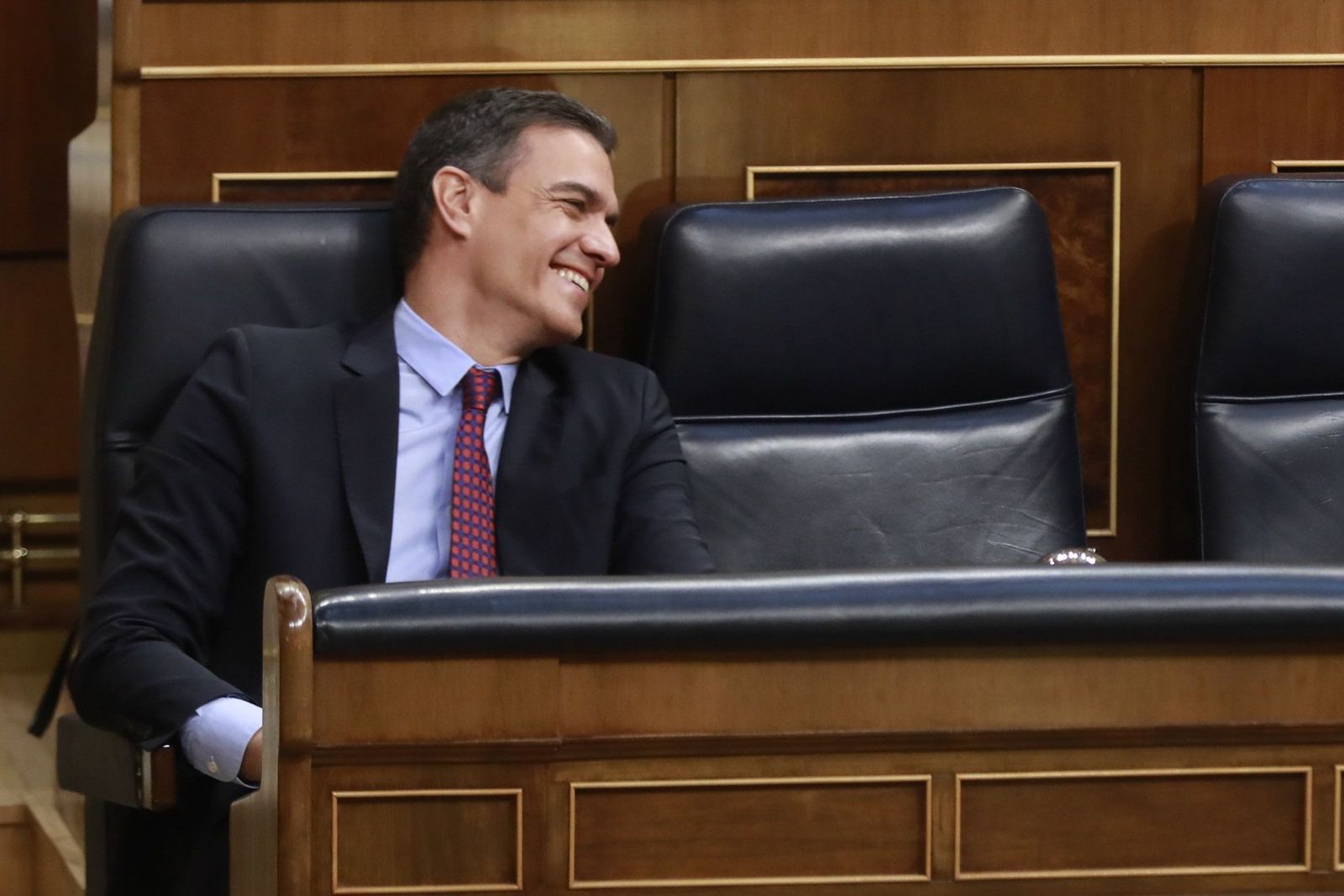 El presidente del Gobierno, Pedro Sánchez, sonríe desde el hemiciclo en el Pleno del Congreso de los Diputados