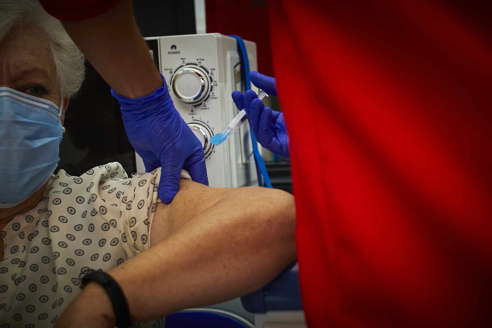Una persona recibe la vacuna. | EP
