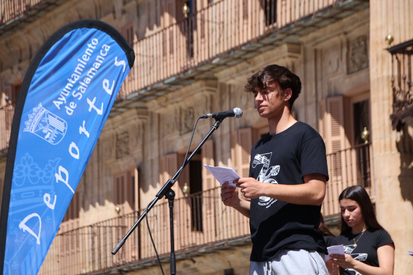 El alcalde de Salamanca, Carlos García Carbayo, participa en el Día de la Educación Física en la calle
