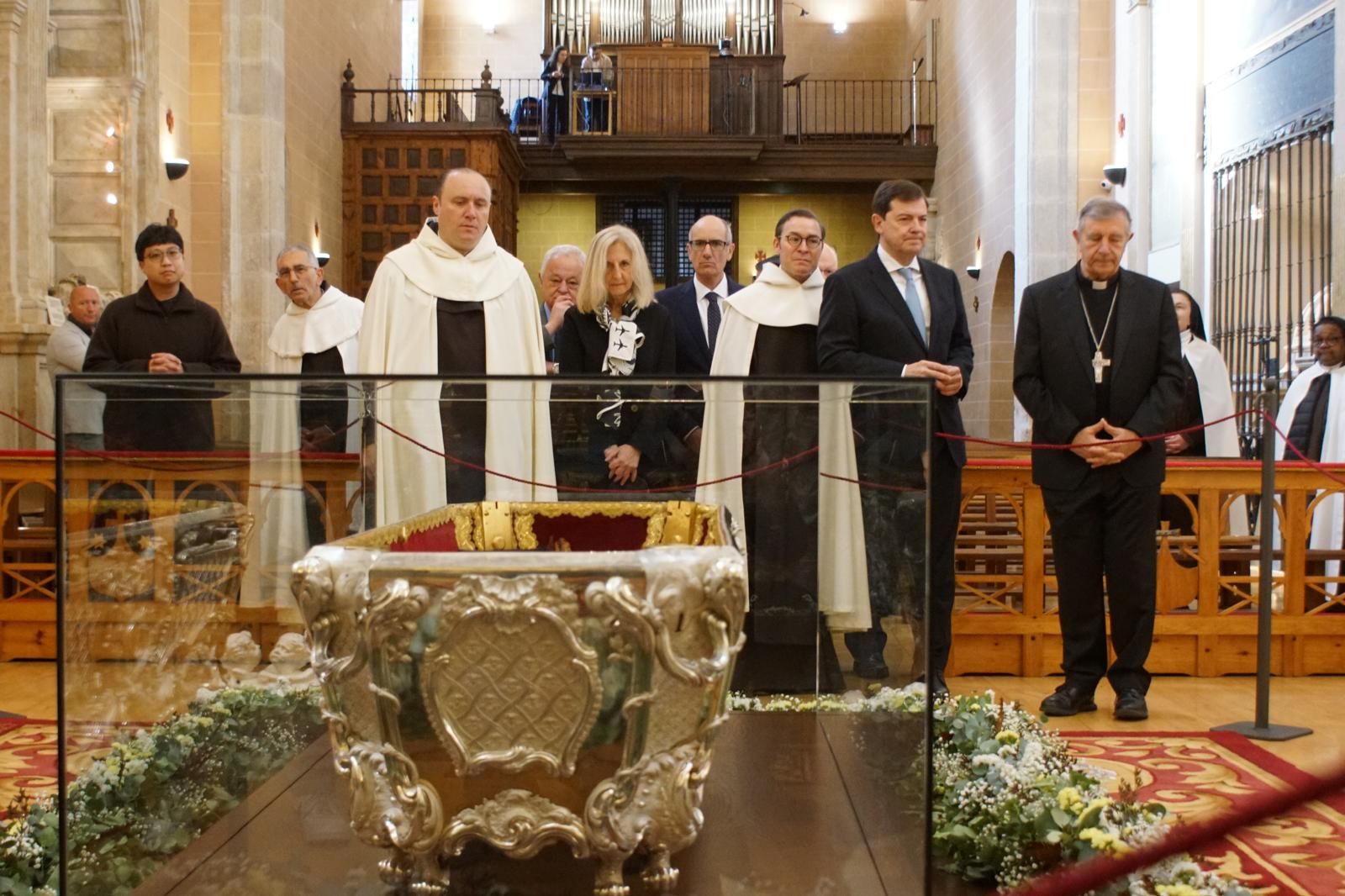 Apertura de la basílica de la Anunciación para venerar el cuerpo de Santa Teresa en Alba de Tormes. Fotos Juanes (34)