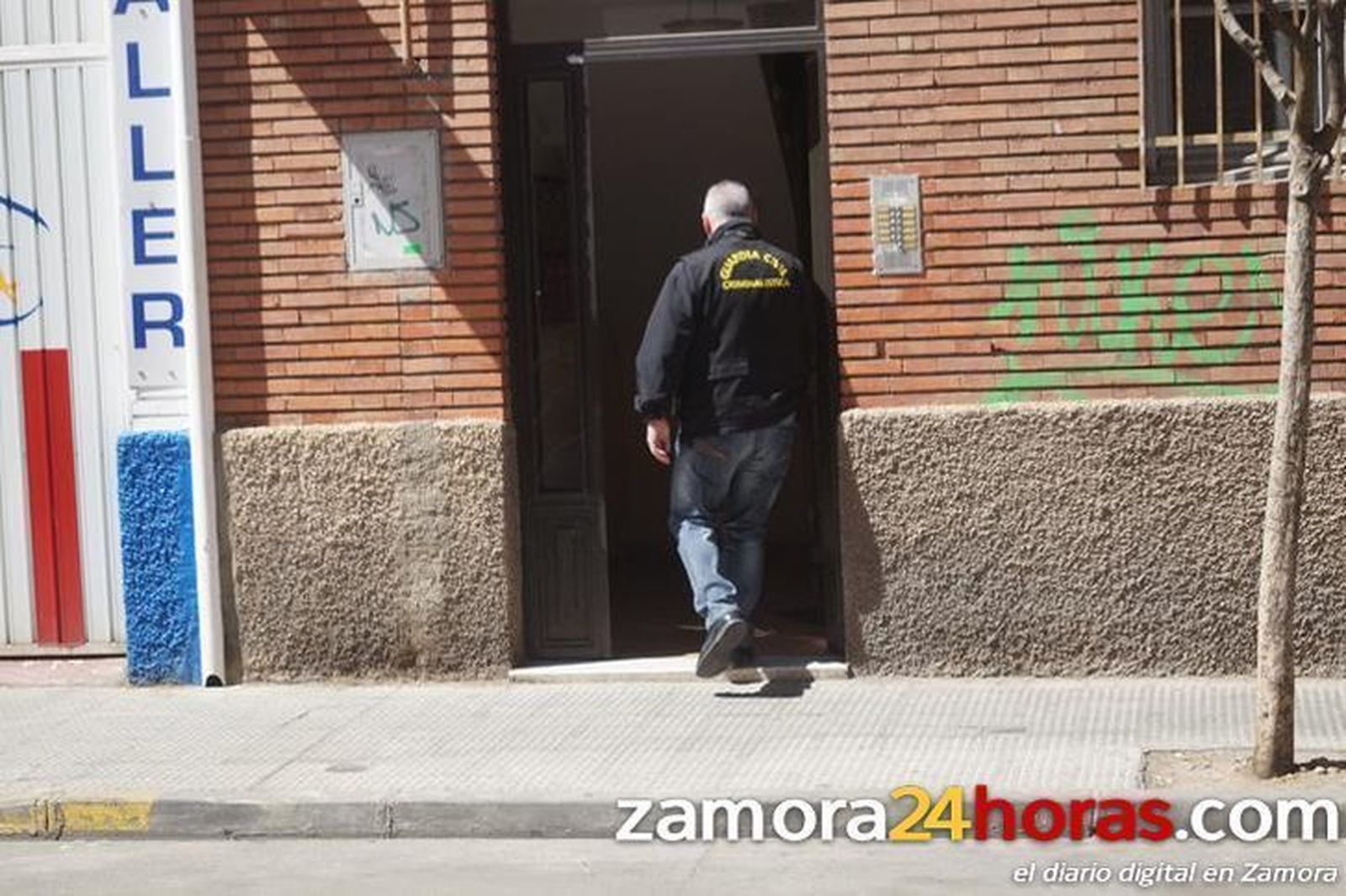 La Guardia Civil registra la casa de la madre de uno de los detenidos en la operación contra el tráfico de armas