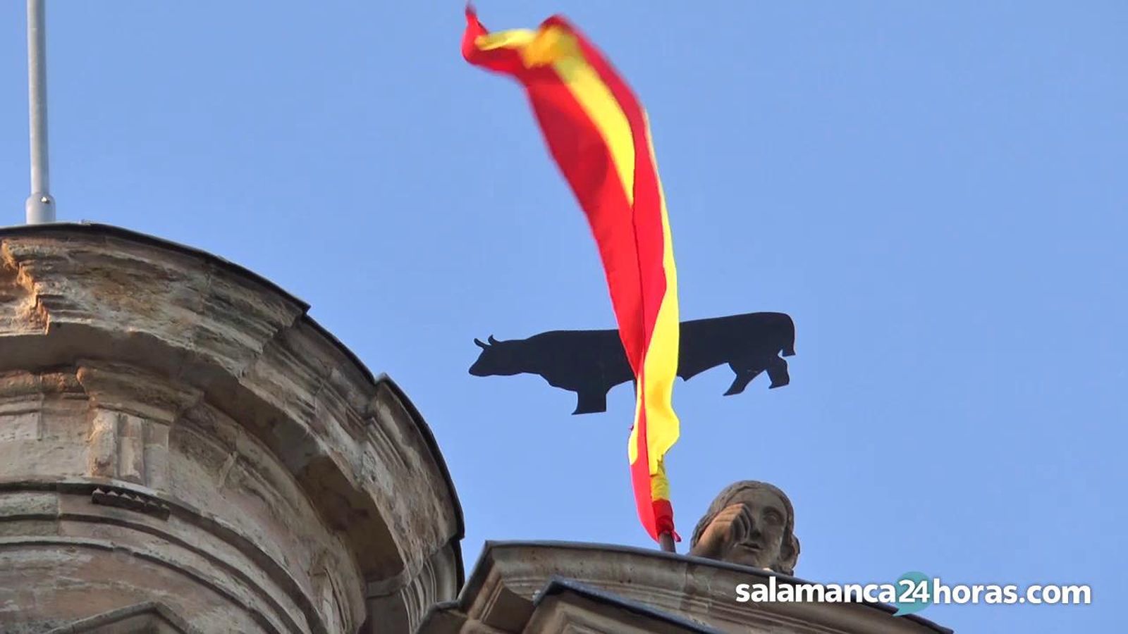 Colocación de la Mariseca en la Plaza Mayor de Salamanca. Foto de archivo