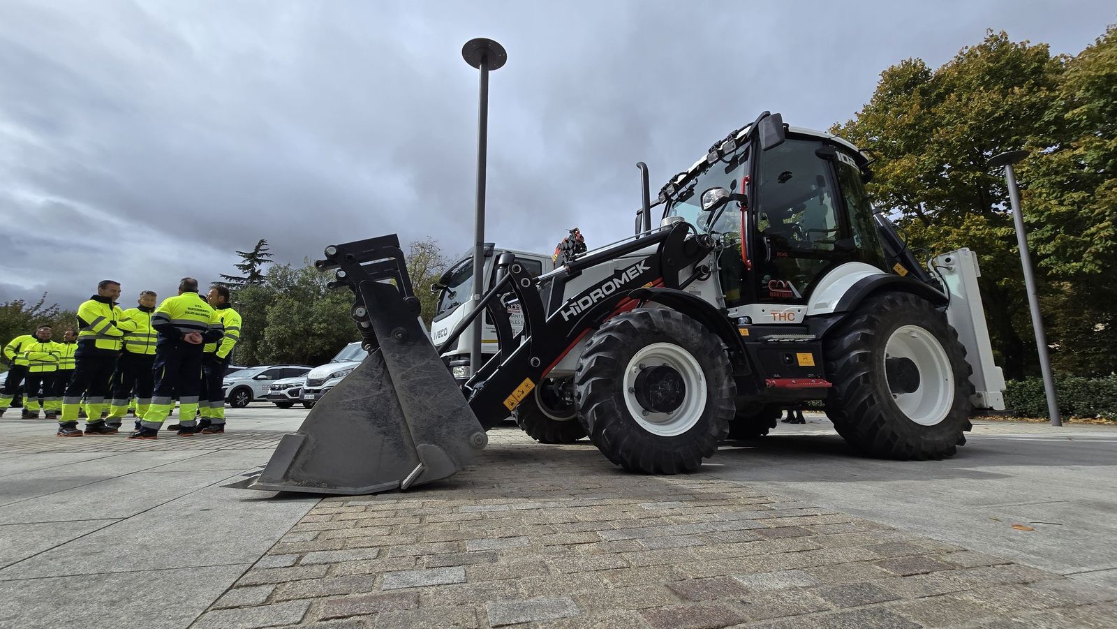 El concejal de Fomento, Fernando Carabias, presenta la nueva maquinaria para el mantenimiento de viales de la ciudad