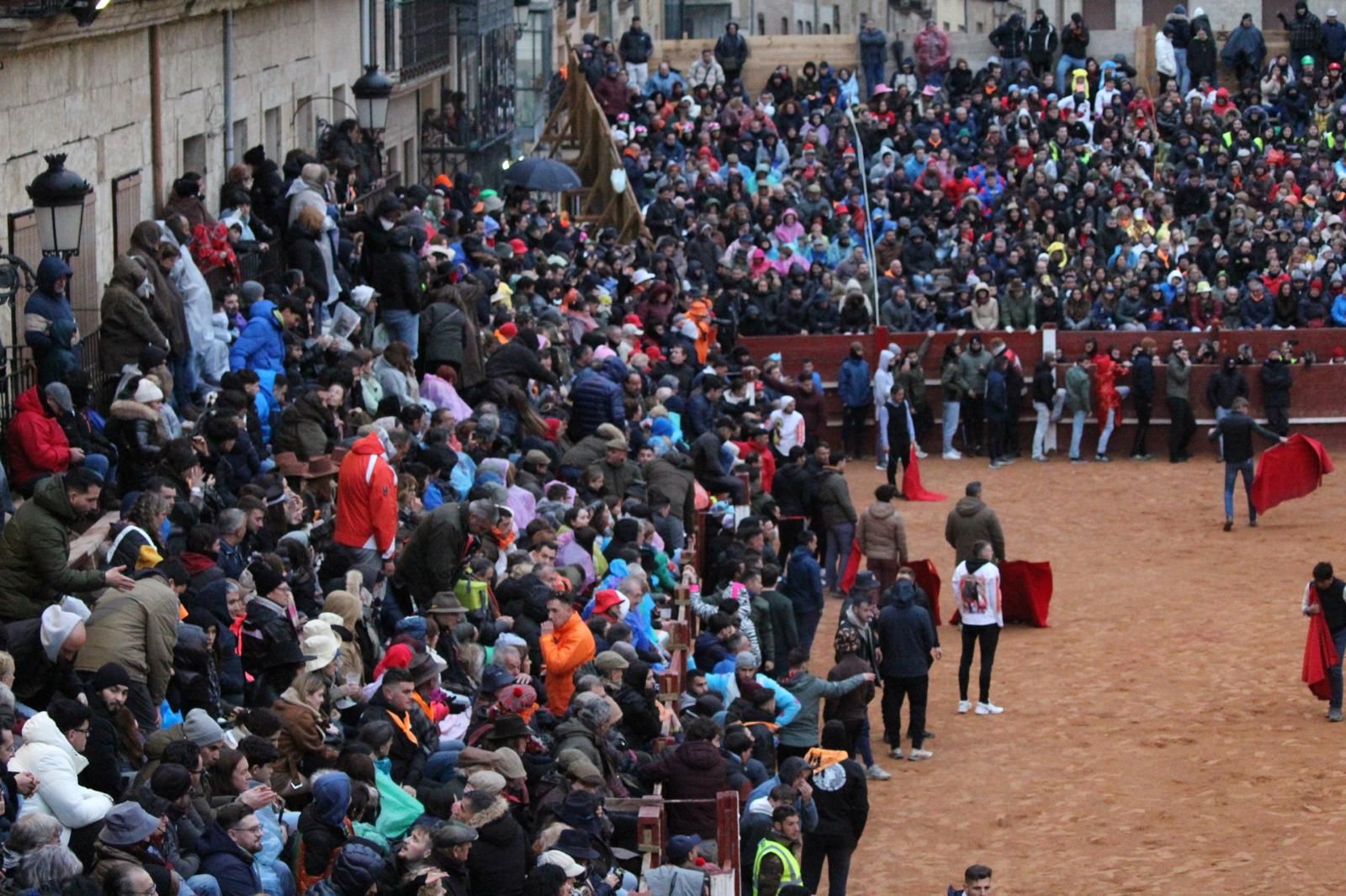 ambiente-y-capea-vespertina-sabado-de-carnaval-en-ciudad-rodrigo-2025-fotos-belen-hurtado-29