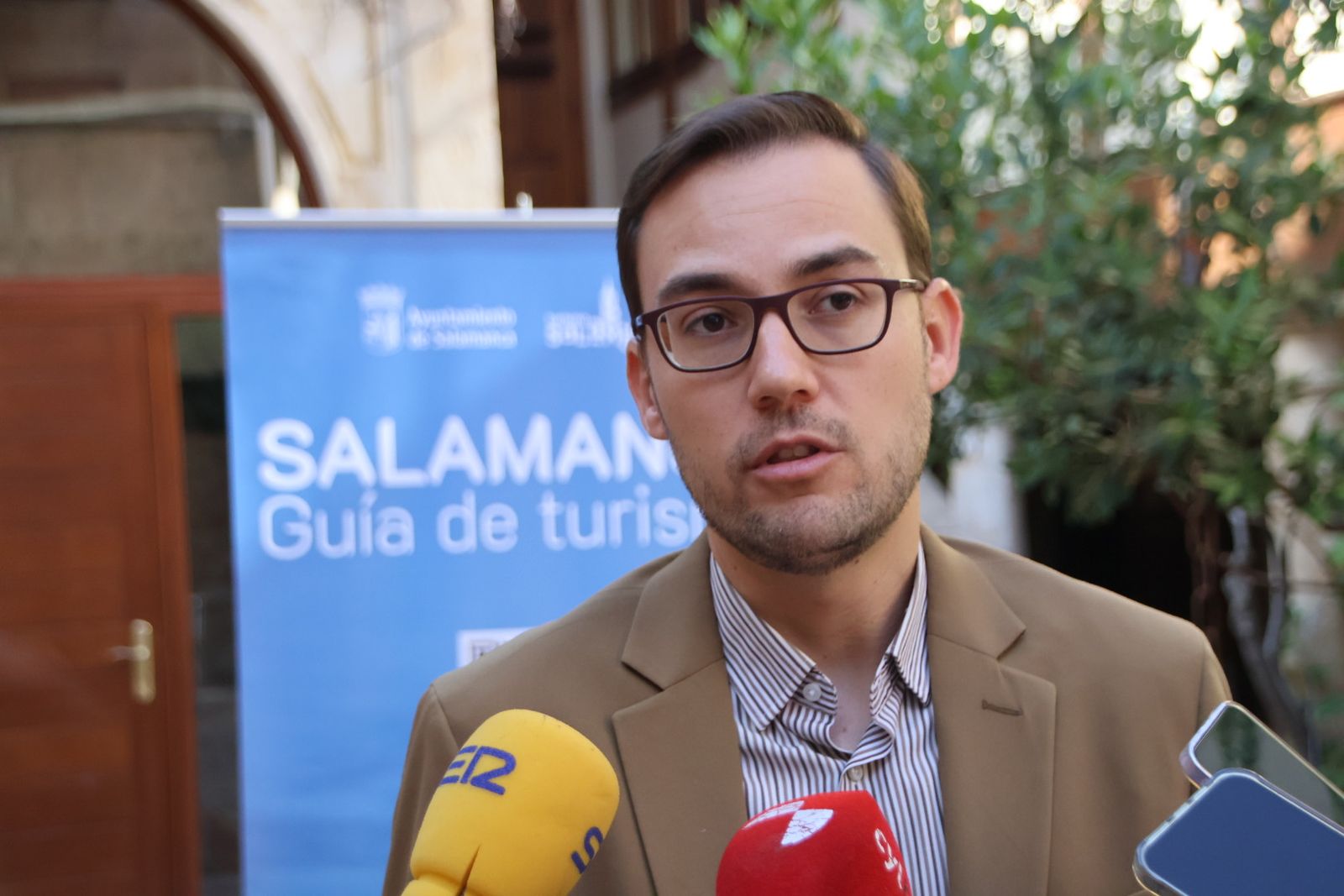 El concejal de Turismo, Ángel Fernández, presenta la nueva guía de recepción de recursos turísticos de la ciudad de Salamanca