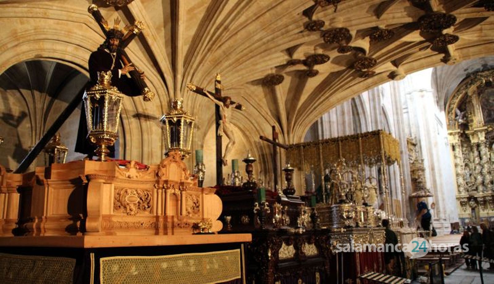 Montaje del paso de la virgen de la Esperanza