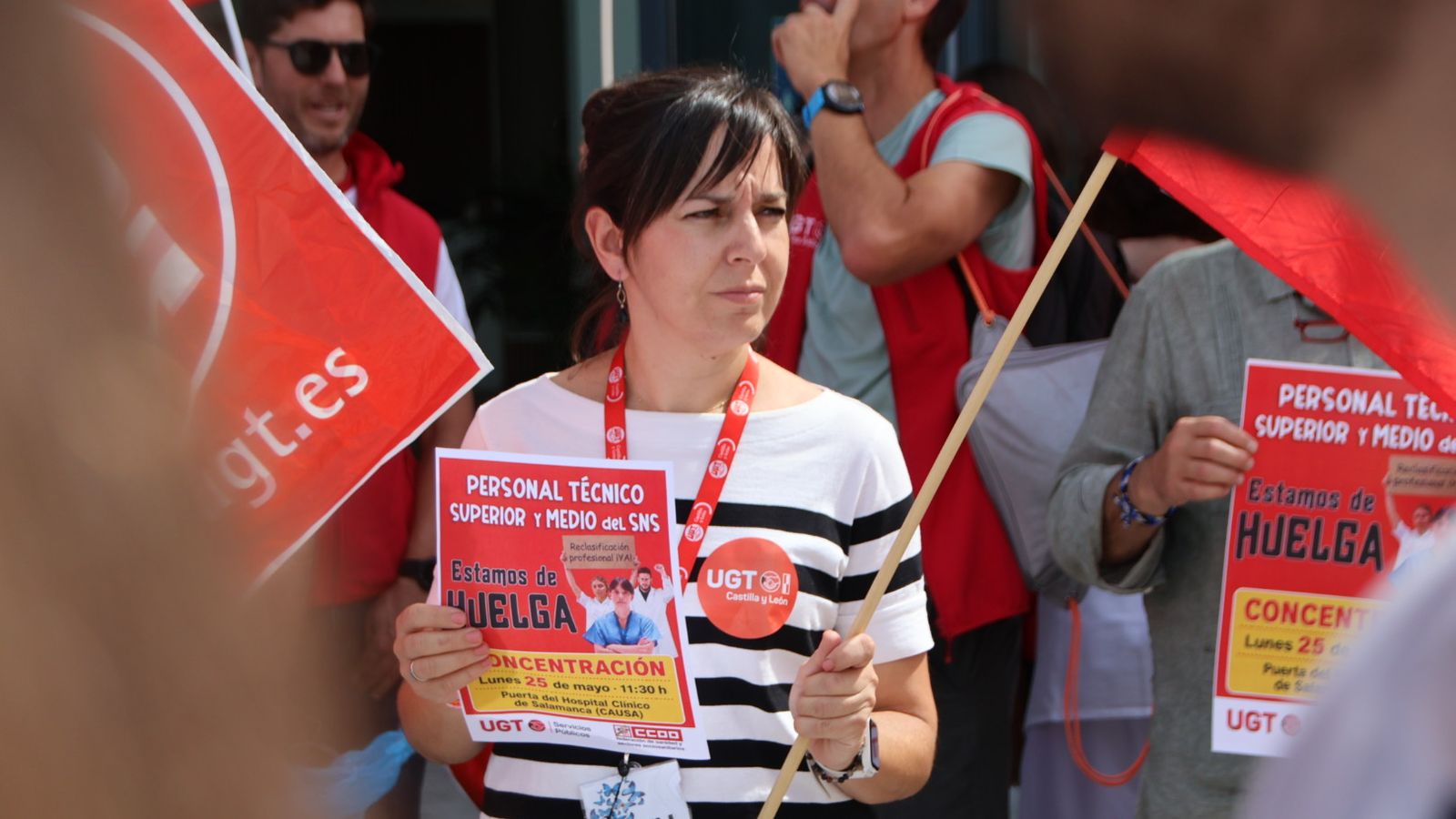 Concentración de los técnicos medios y superiores a las puertas del Hospital de Salamanca