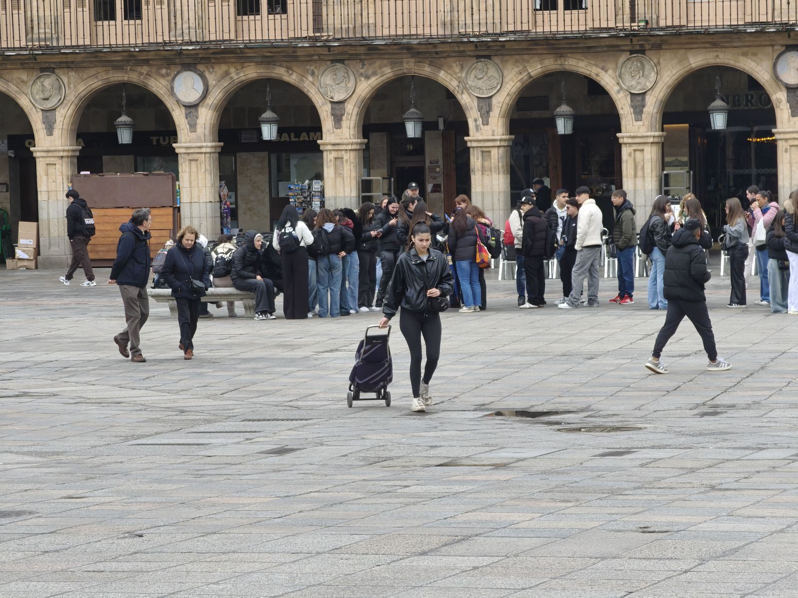 Gente y turistas paseando y haciendo turismo por Salamanca