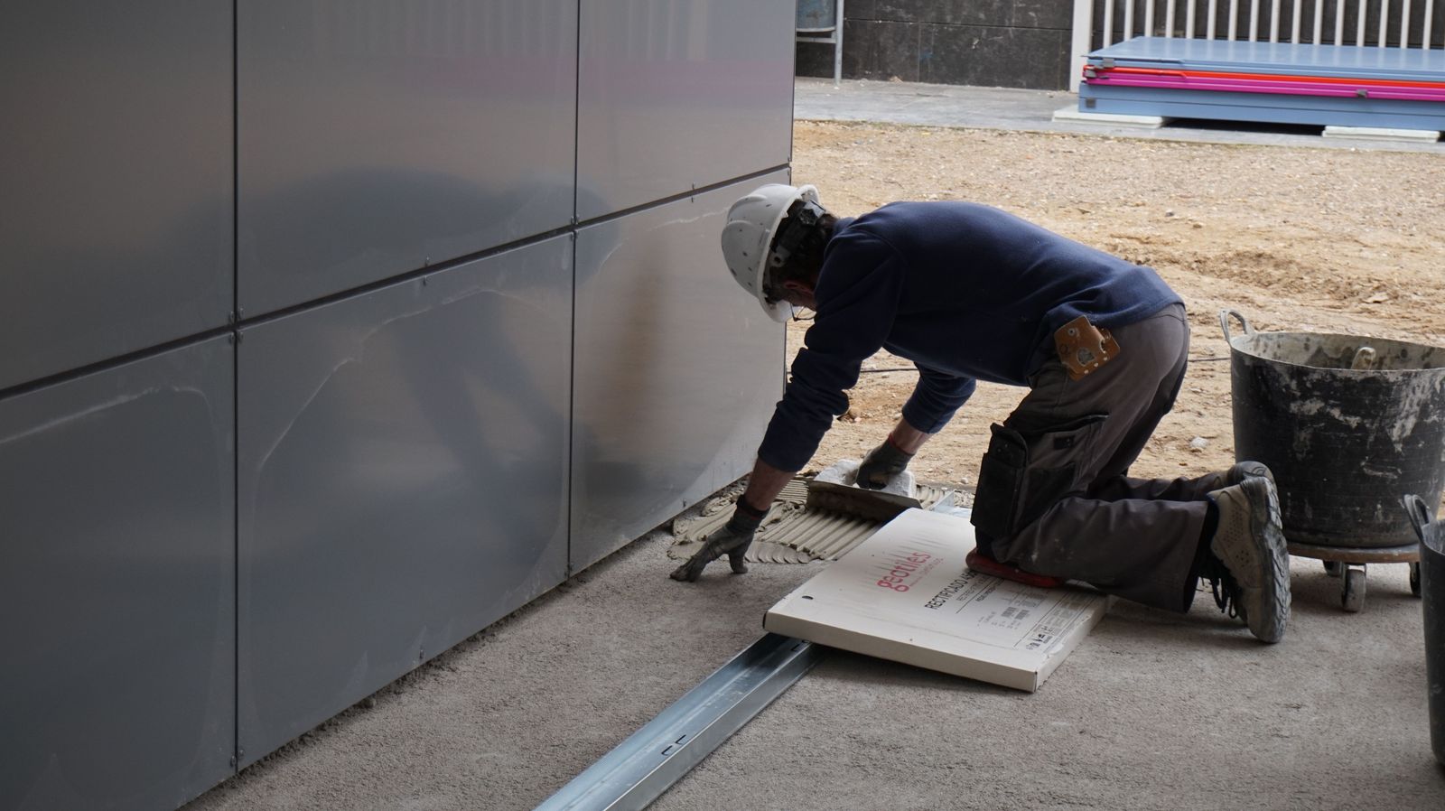 el-director-general-de-centros-e-infraestructuras-jose-migel-saez-visita-la-ultima-fase-al-ceip-maria-moliner-de-castellanos-de-moriscos-41