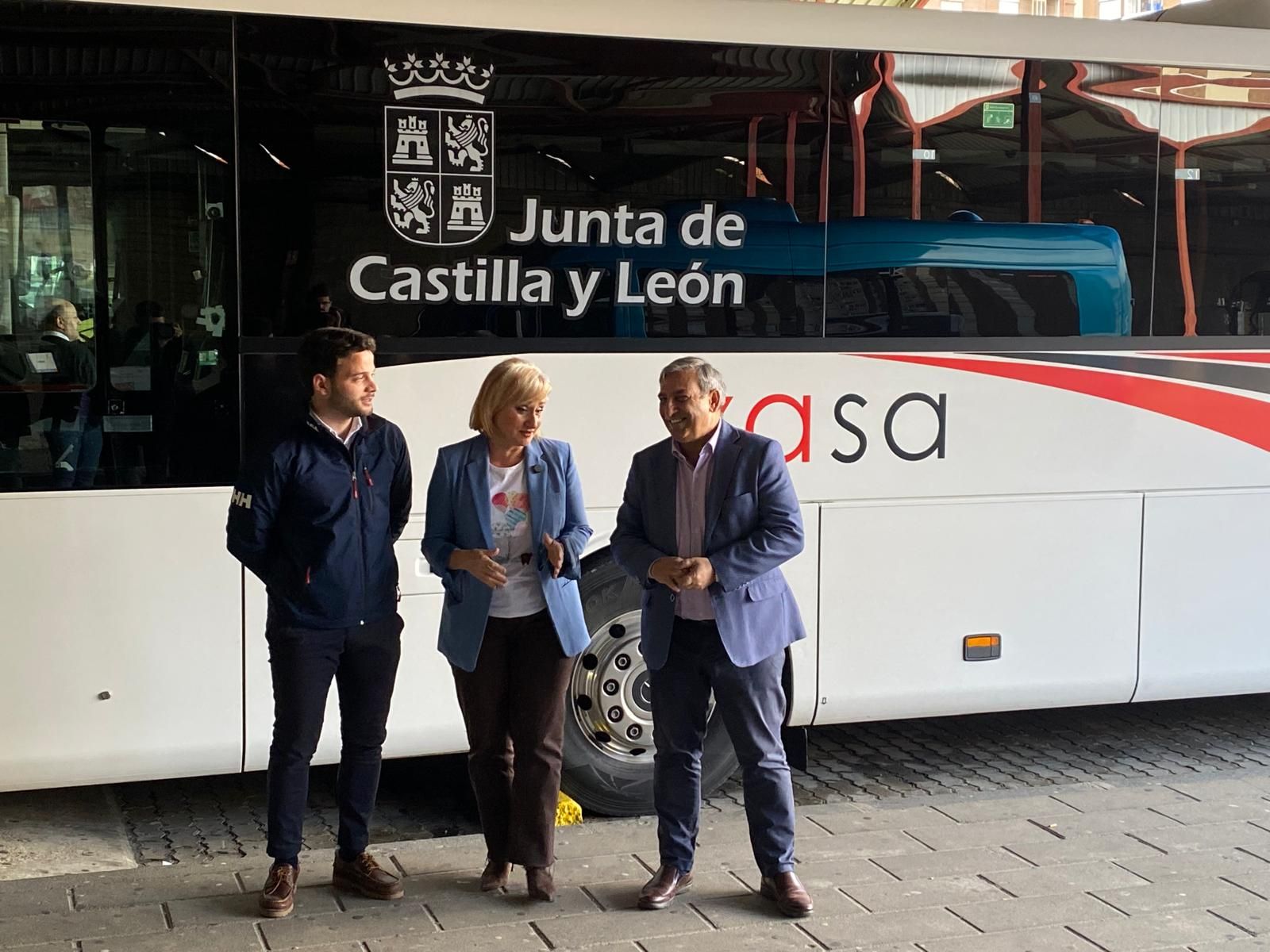 Juan del Canto, Leticia García y José Luis Sanz Merino en la estación de autobuses de Zamora