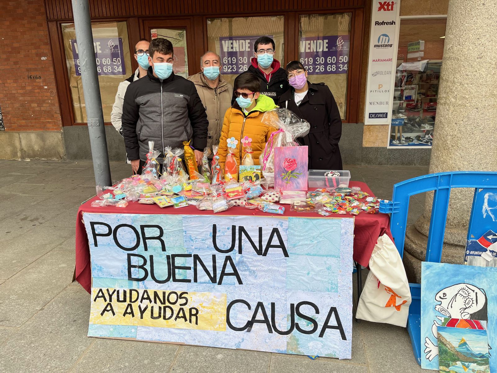 Miembros de Acomunidad en el mercado solidario a favor de Ucrania organizado en Peñaranda
