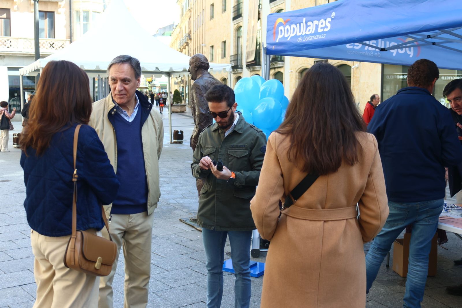 Carlos García Carbayo junto a miembros de la candidatura a las cortes de Castilla y León