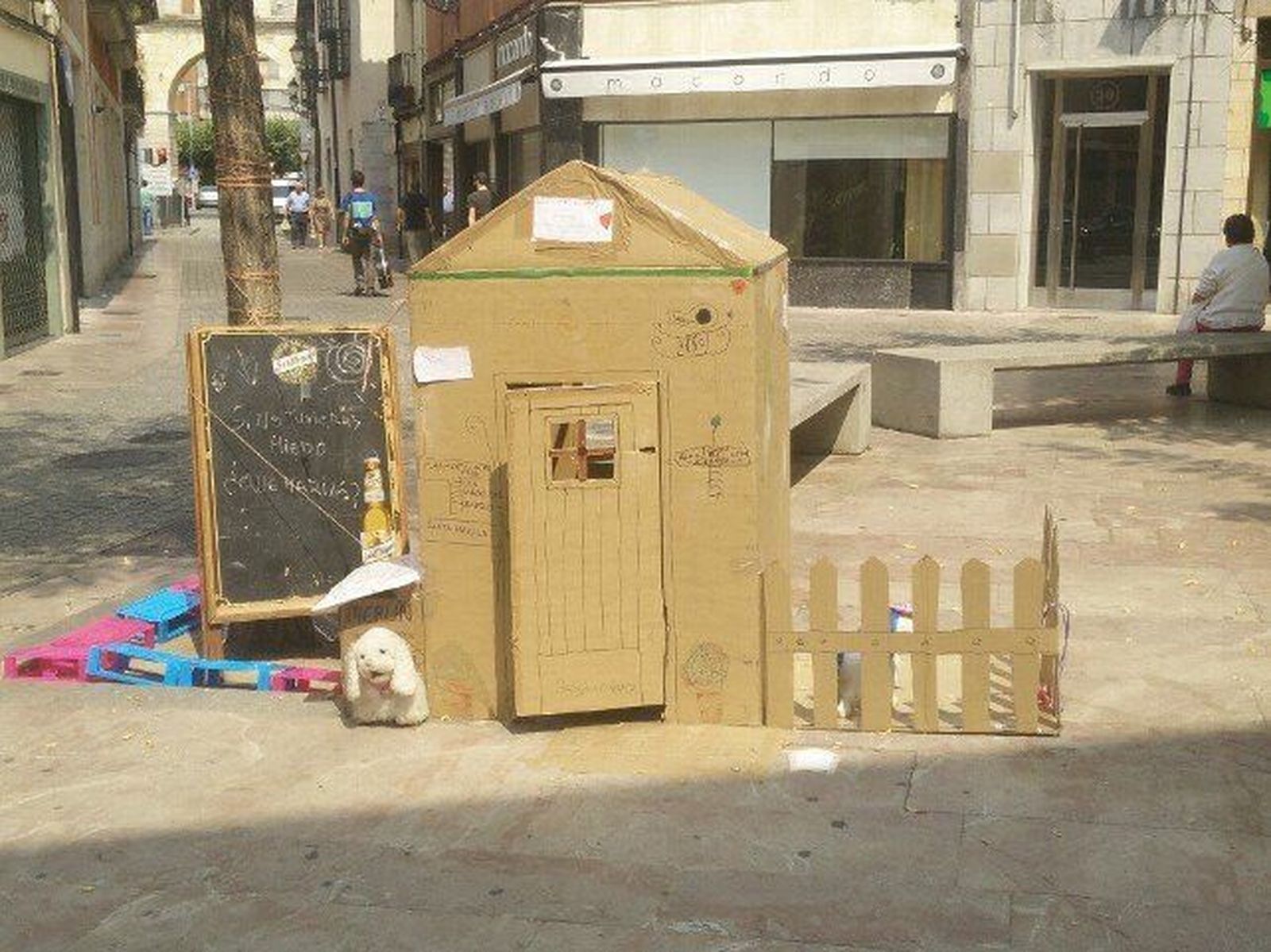 La 'Casita de cartón del barrio de Santa Marina', un lugar para jugar y compartir