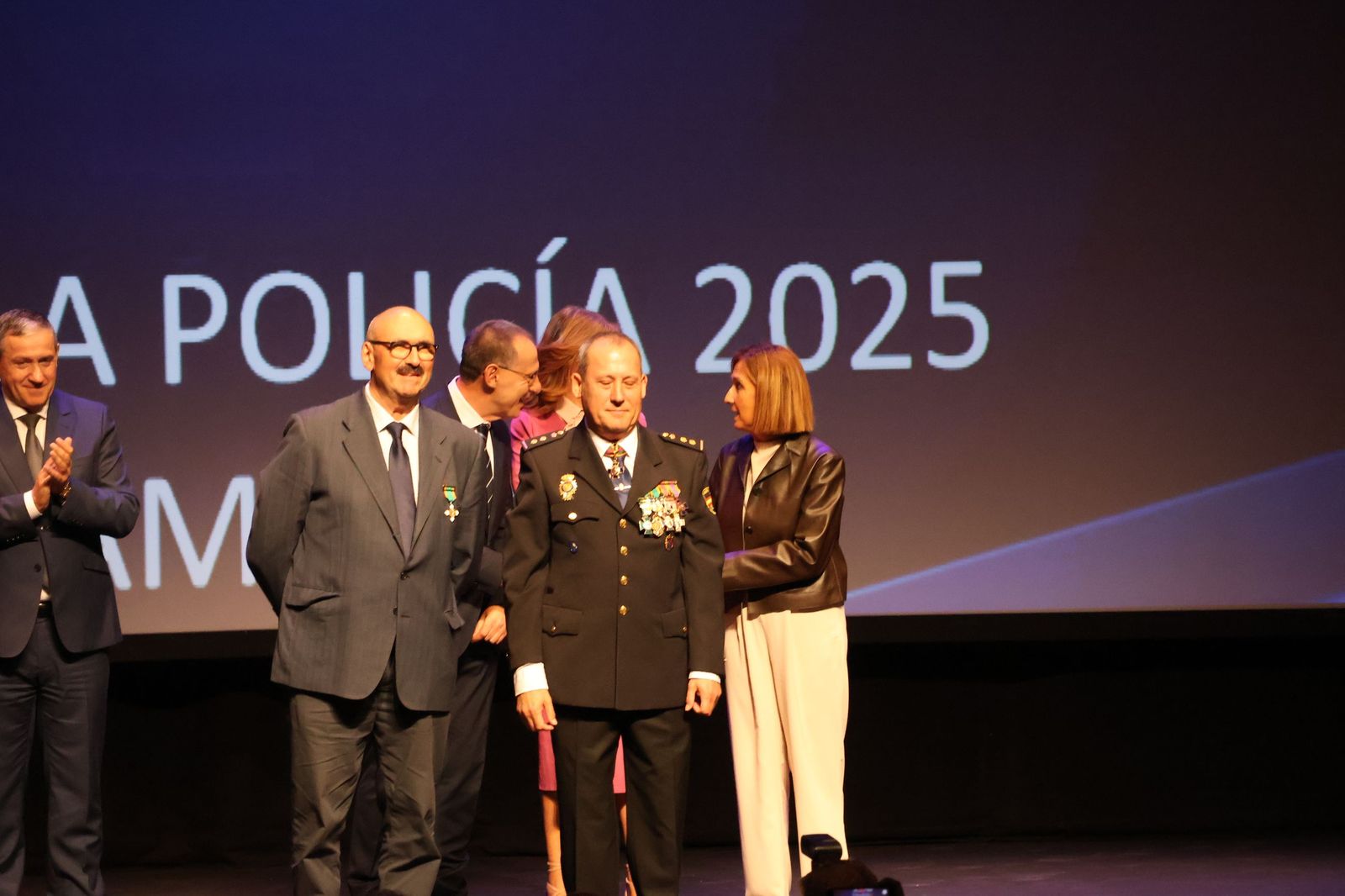 Ceremonia de imposición de condecoraciones a miembros de la Policía Nacional en honor a los Santos Ángeles Custodios