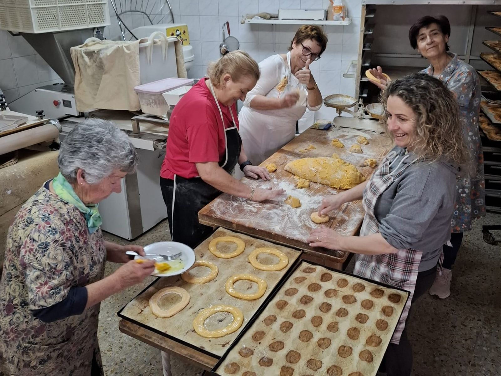 Las hermanas de la Cofradía de Manganeses de la Polvorosa haciendo las roscas del Cristo