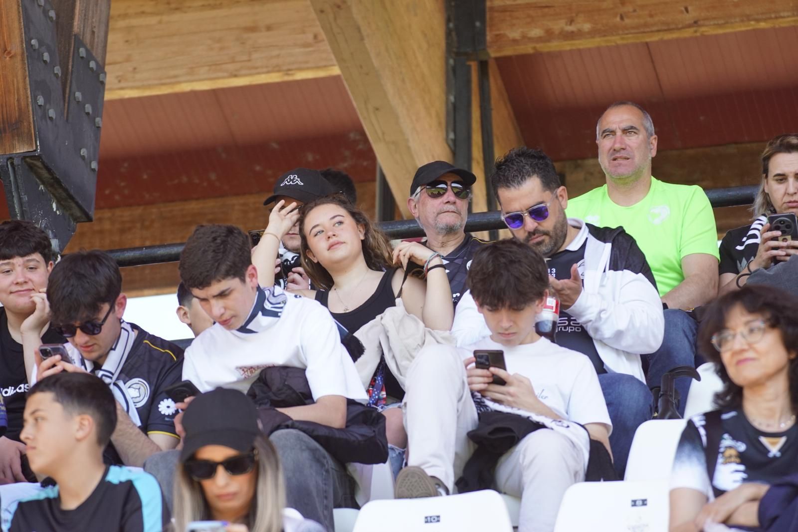 Gran ambiente en la grada para ver el partido entre Zamora - Unionistas en el Estadio Ruta de la Plata