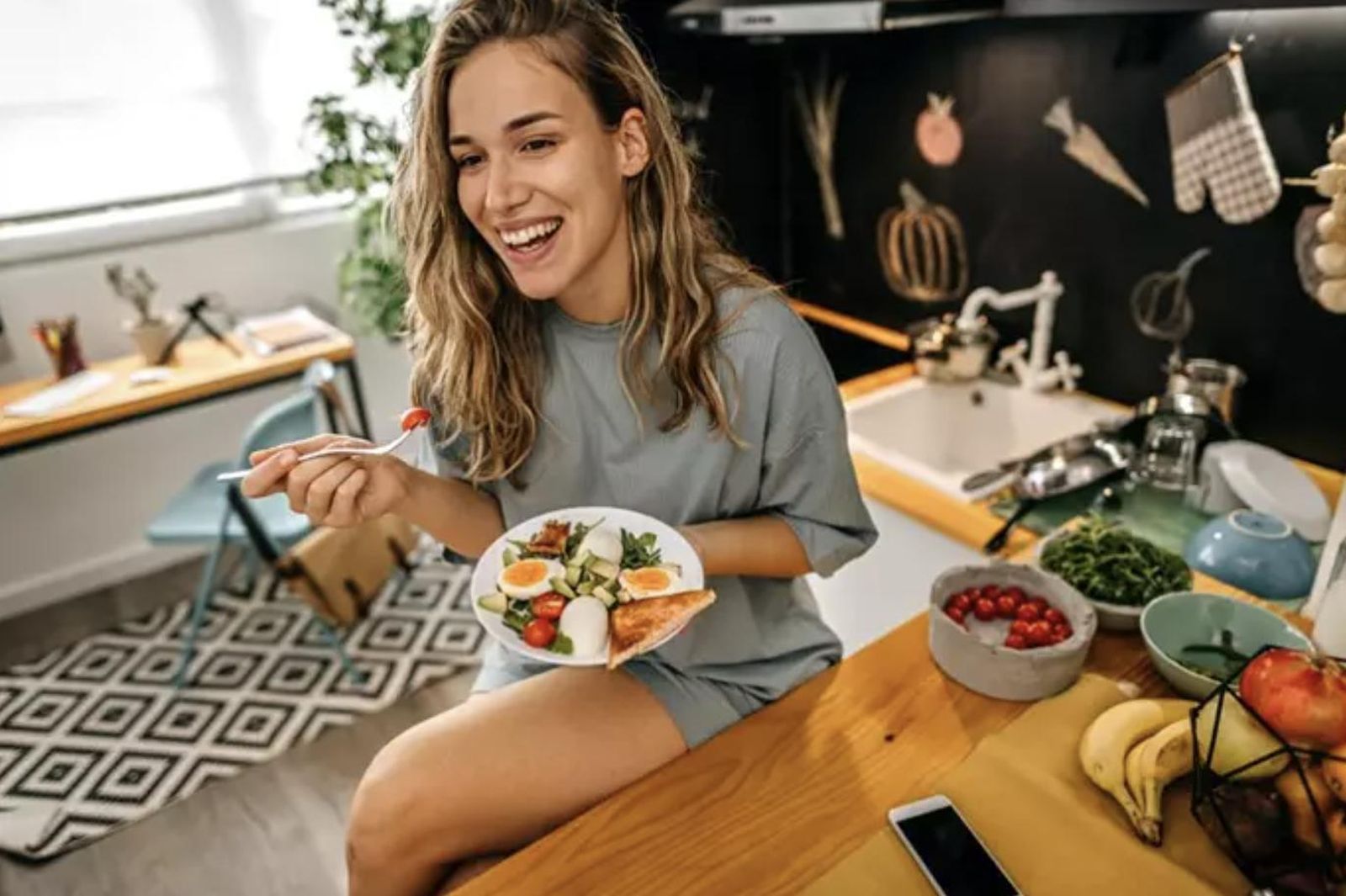 Archivo - Mujer comiendo sano. - MIXETTO/ISTOCK - Archivo