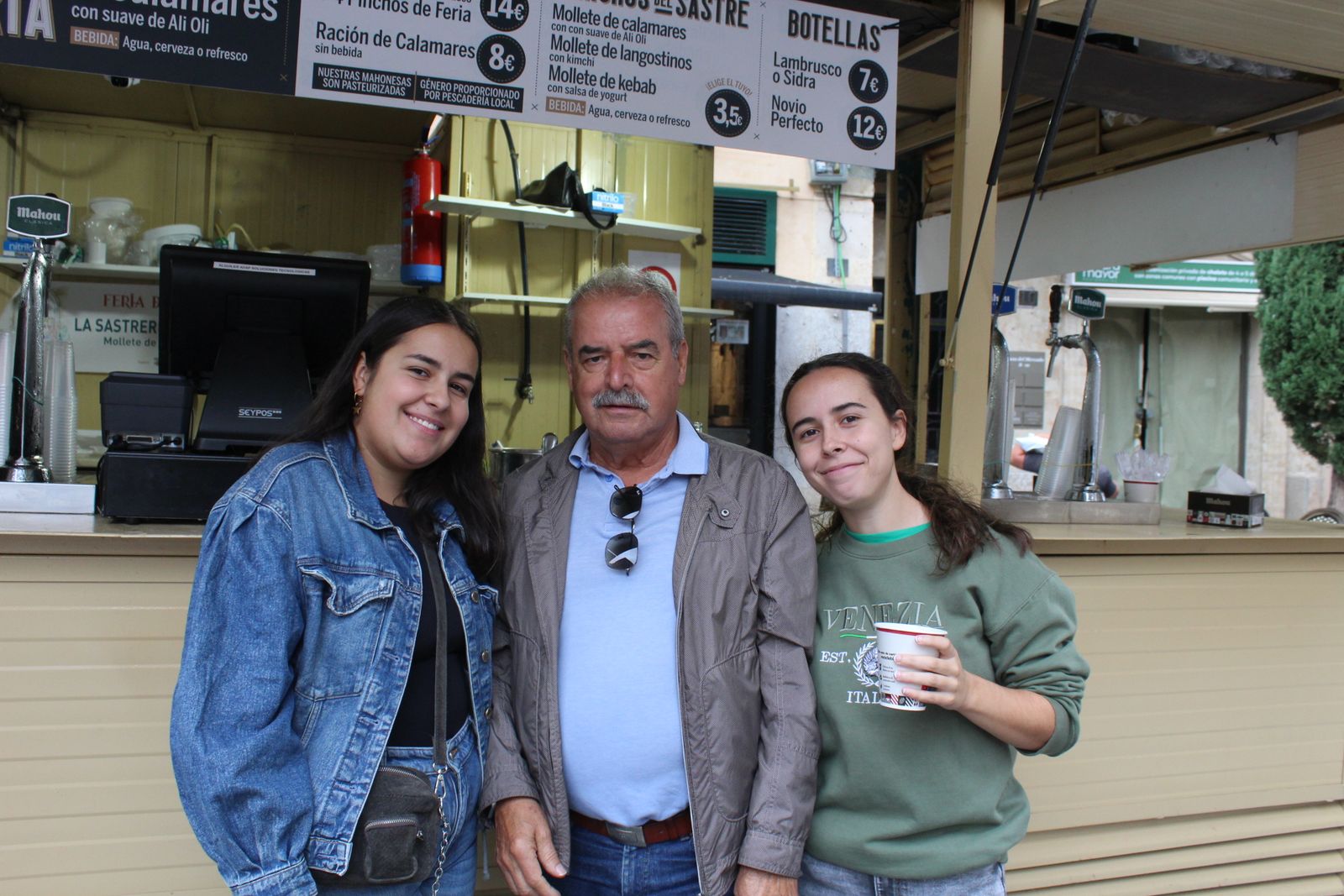 Ambiente en la Feria de Día en el mediodía de este miercoles