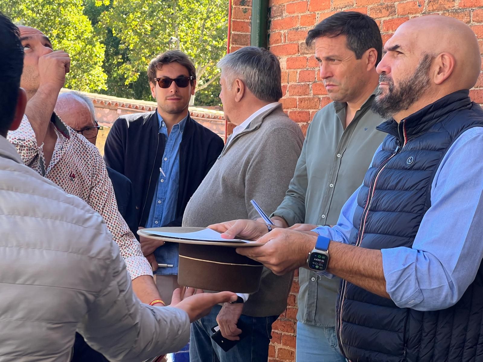 ambiente-durante-el-sorteo-de-los-toros-del-vellosino-en-la-glorieta-domingo-15-de-septiembre-de-2024-fotos-s24h-39