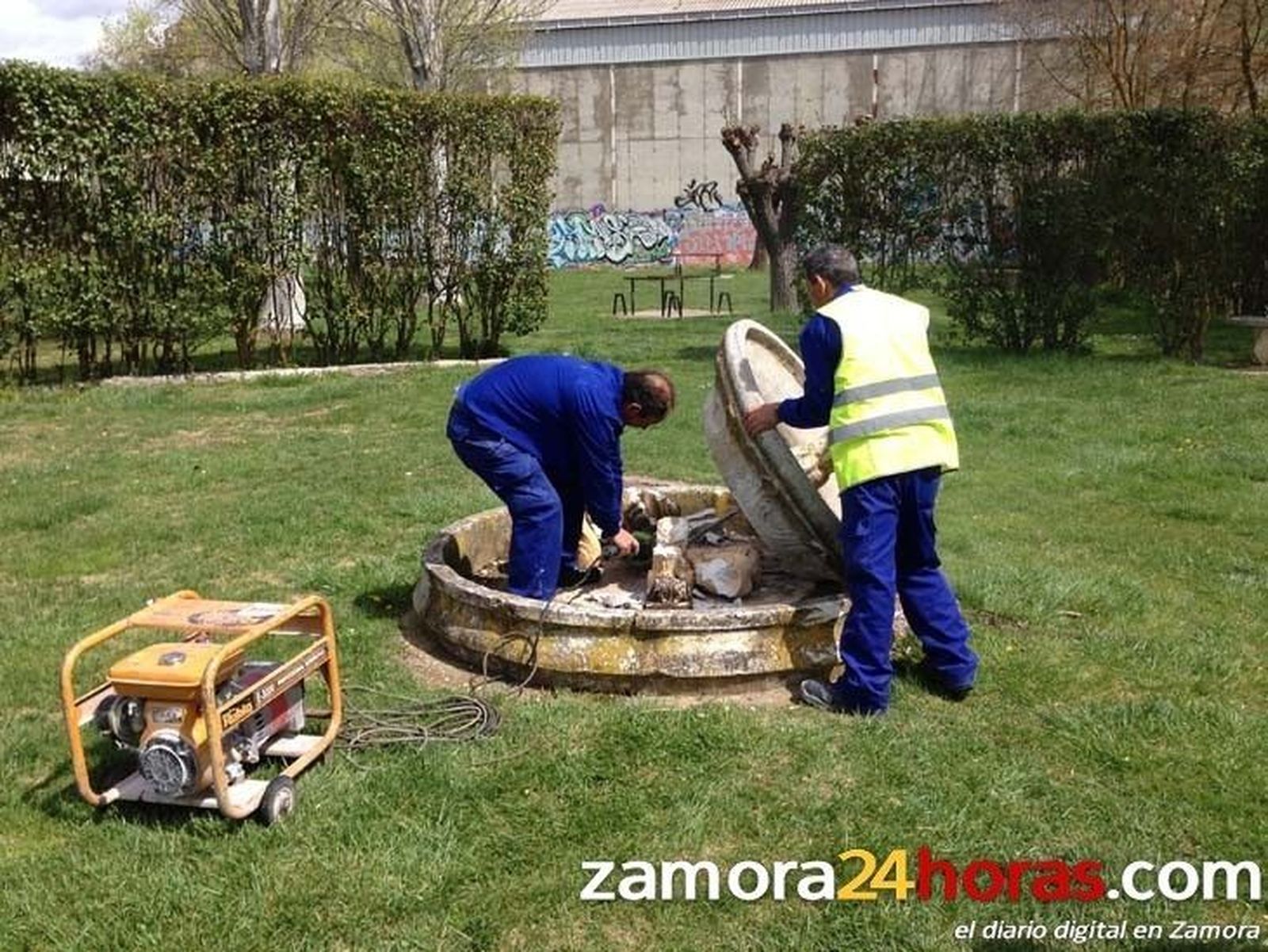 Fuente rota por los vándalos