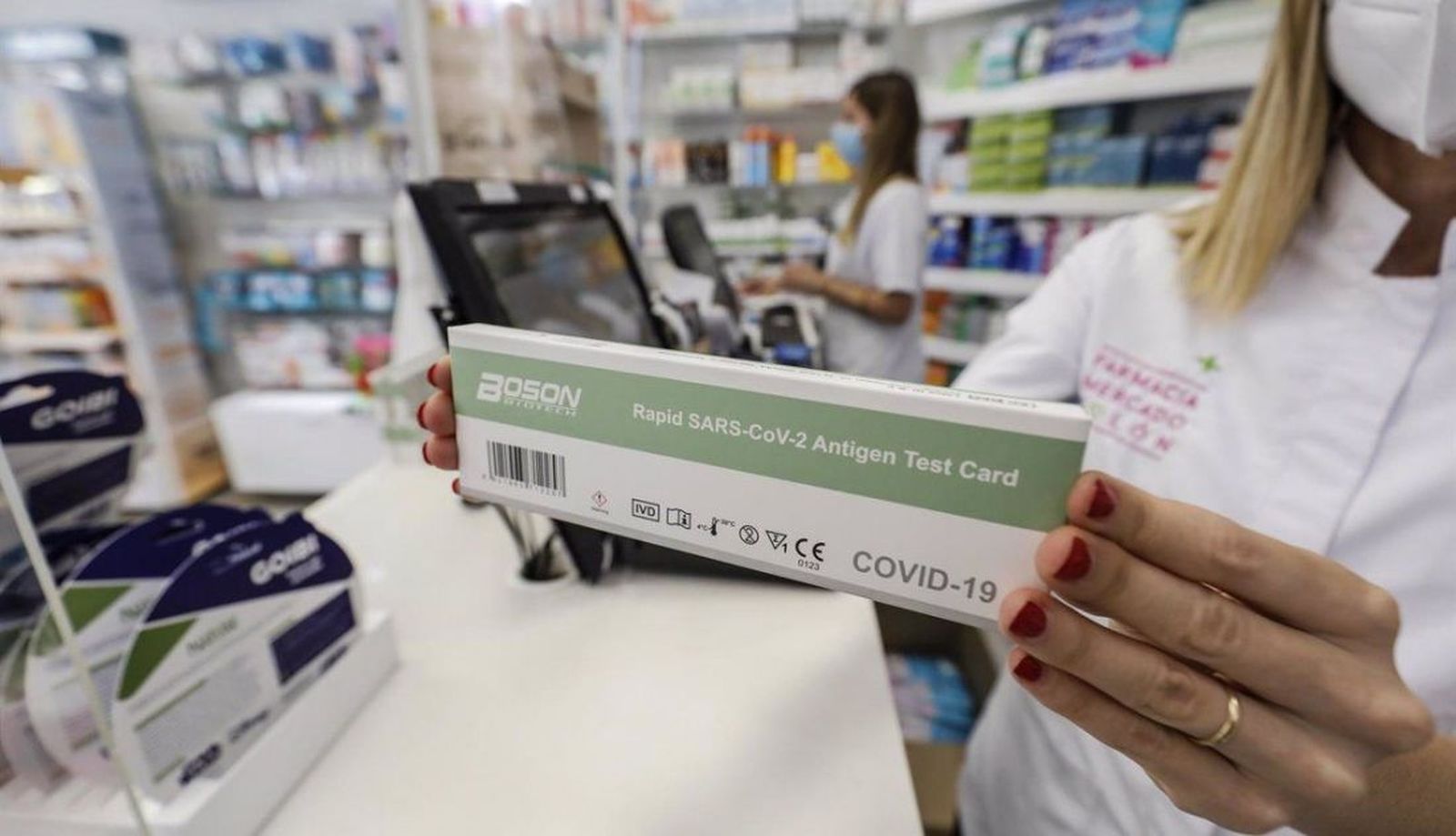 una caja con test de antigenos contra la covid 19 en una farmacia