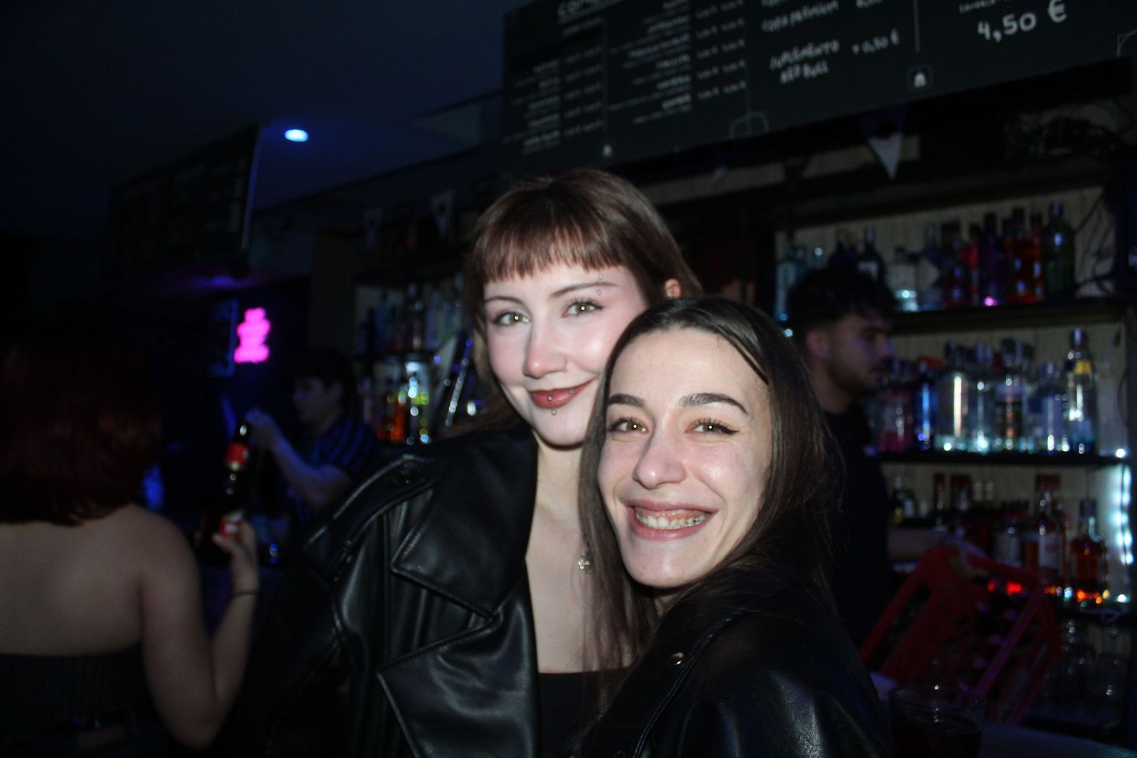 La fiesta de Salamanca moviliza a los jóvenes a divertirse a pesar del mal tiempo