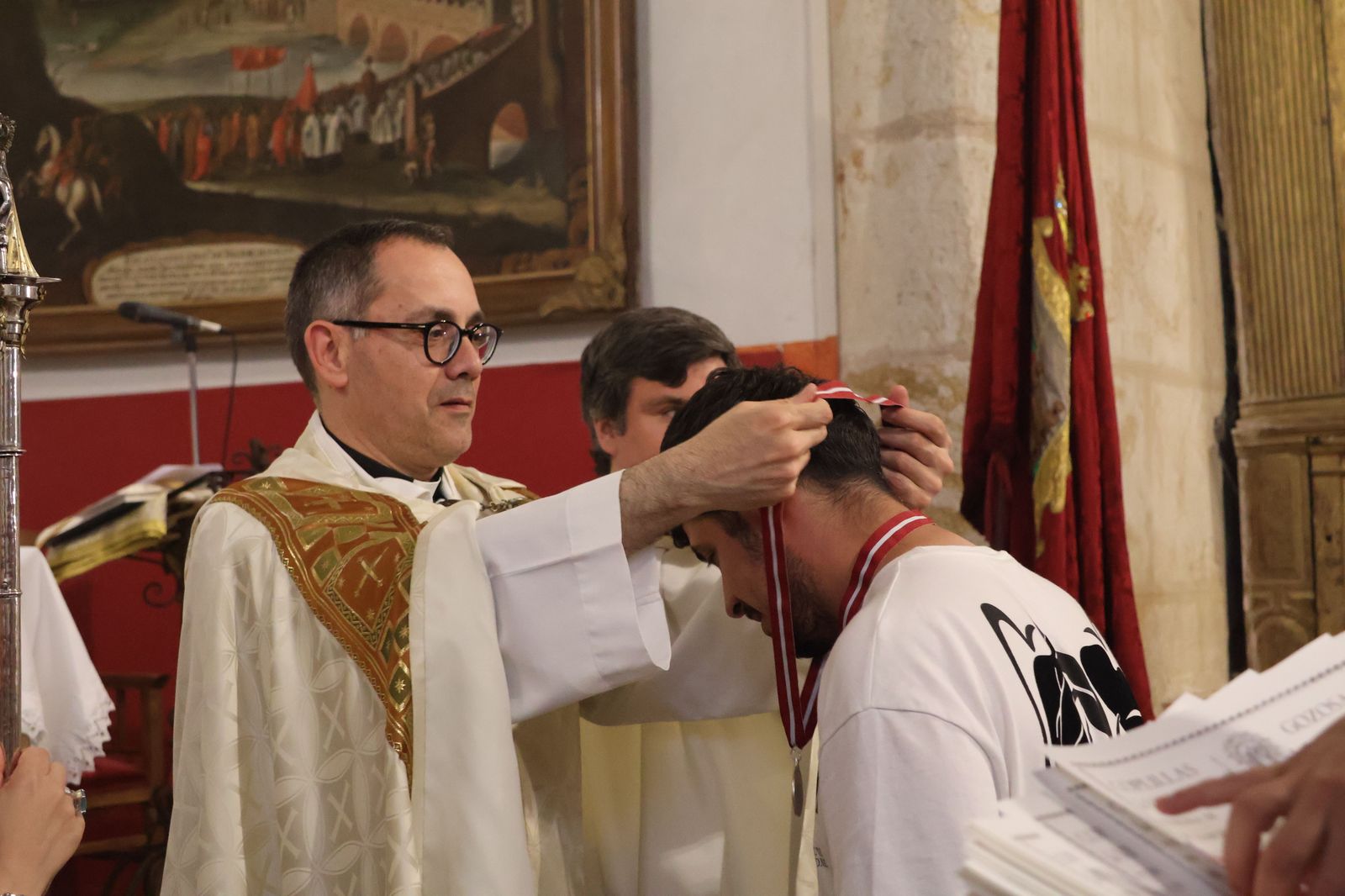 entrada-de-nuevos-hermanos-de-la-cofradia-de-la-concha-28