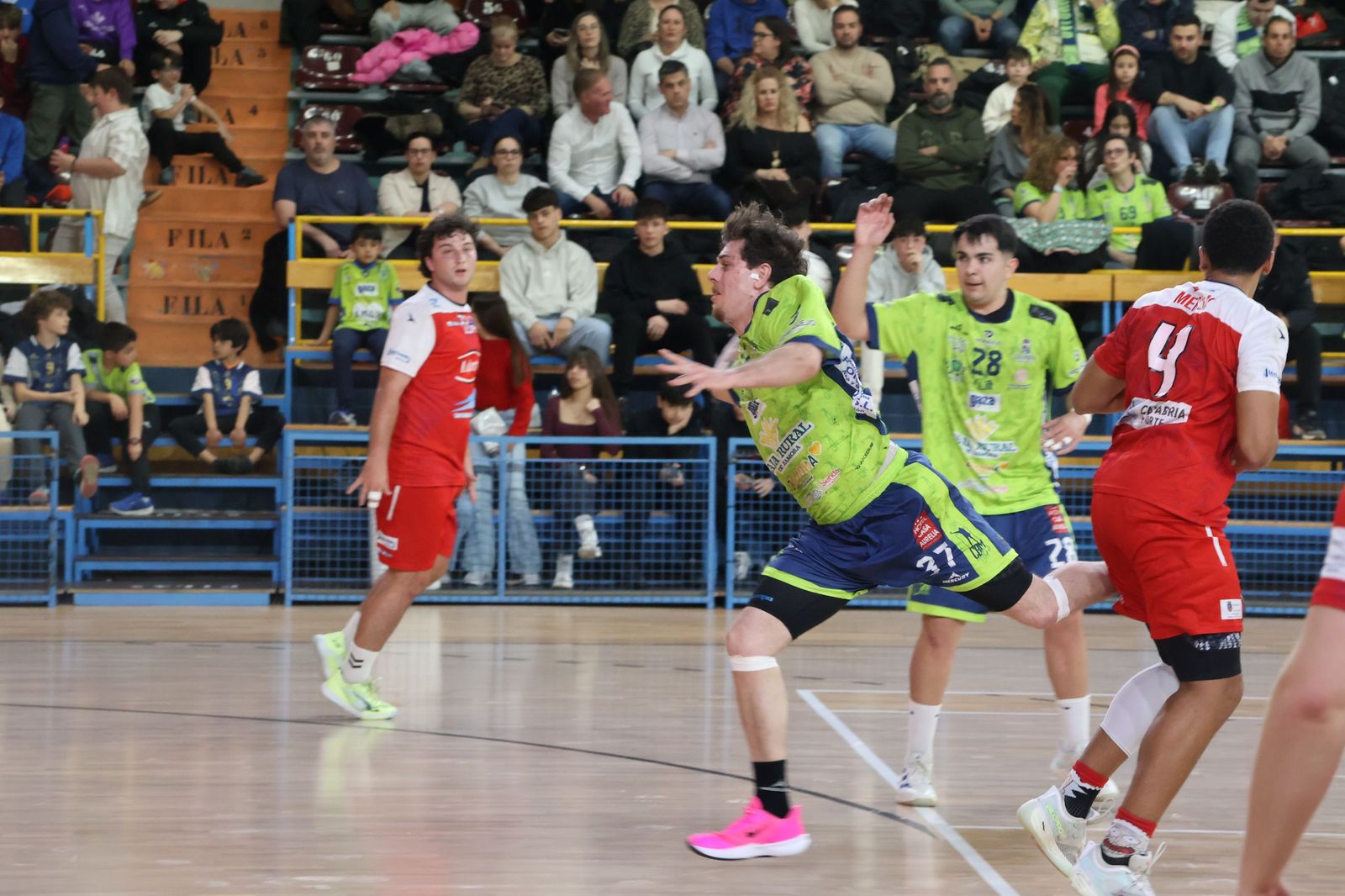 GALERÍA | Revive el apasionante duelo entre el Balonmano Zamora y el Ciudad de Santander