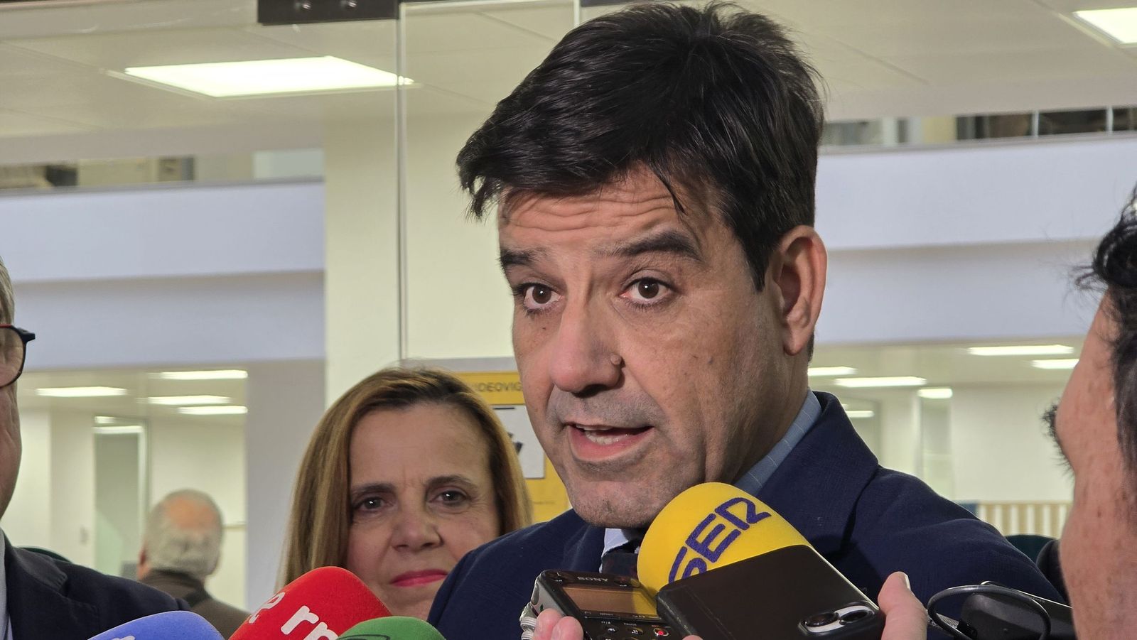 Inauguración de la placa conmemorativa por el centenario del nacimiento de la escritora Carmen Martín Gaite en el edificio de la entidad en la plaza de los Bandos